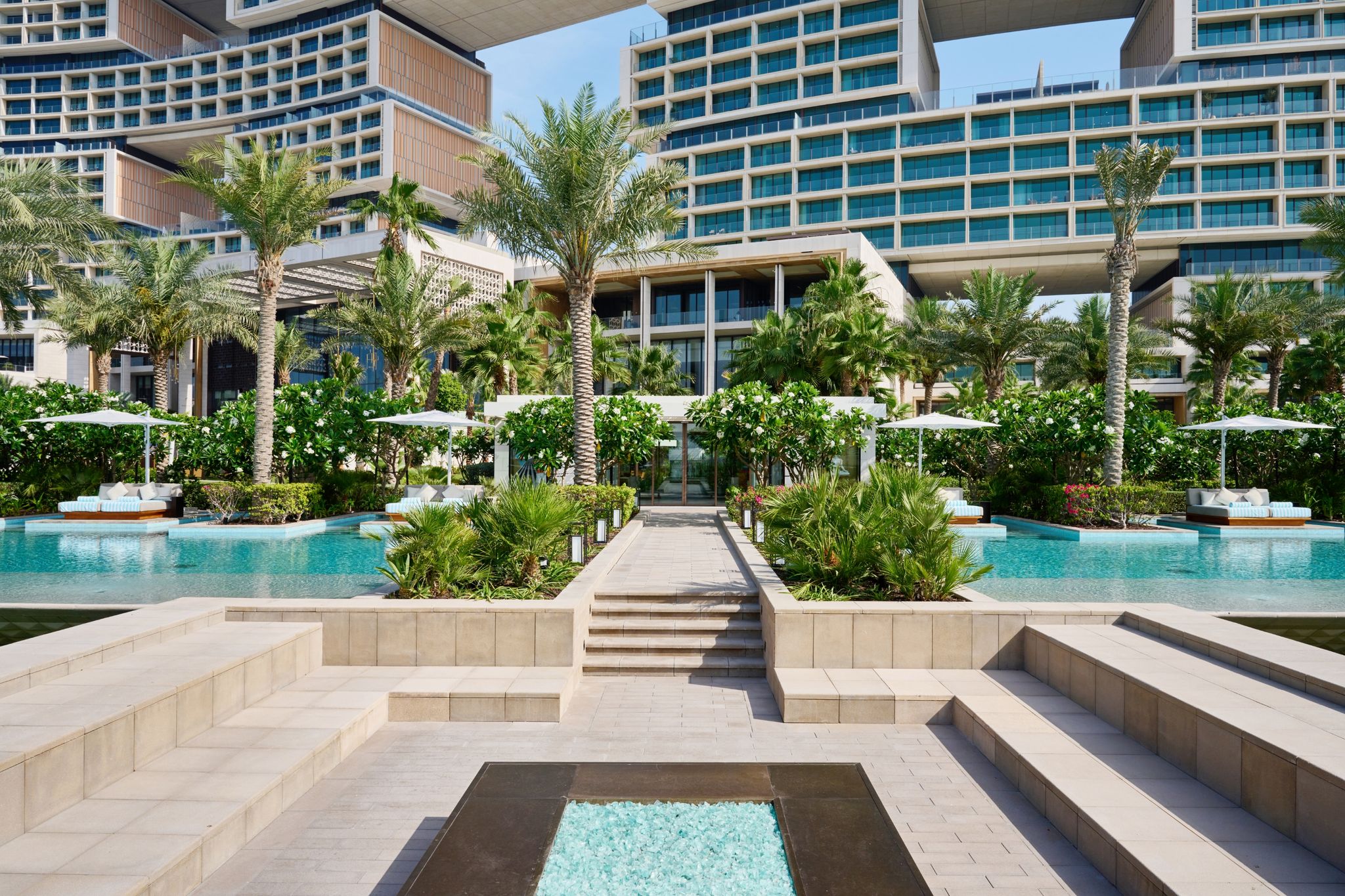 piscina de luxo – area externa hotel – arquitetura moderna