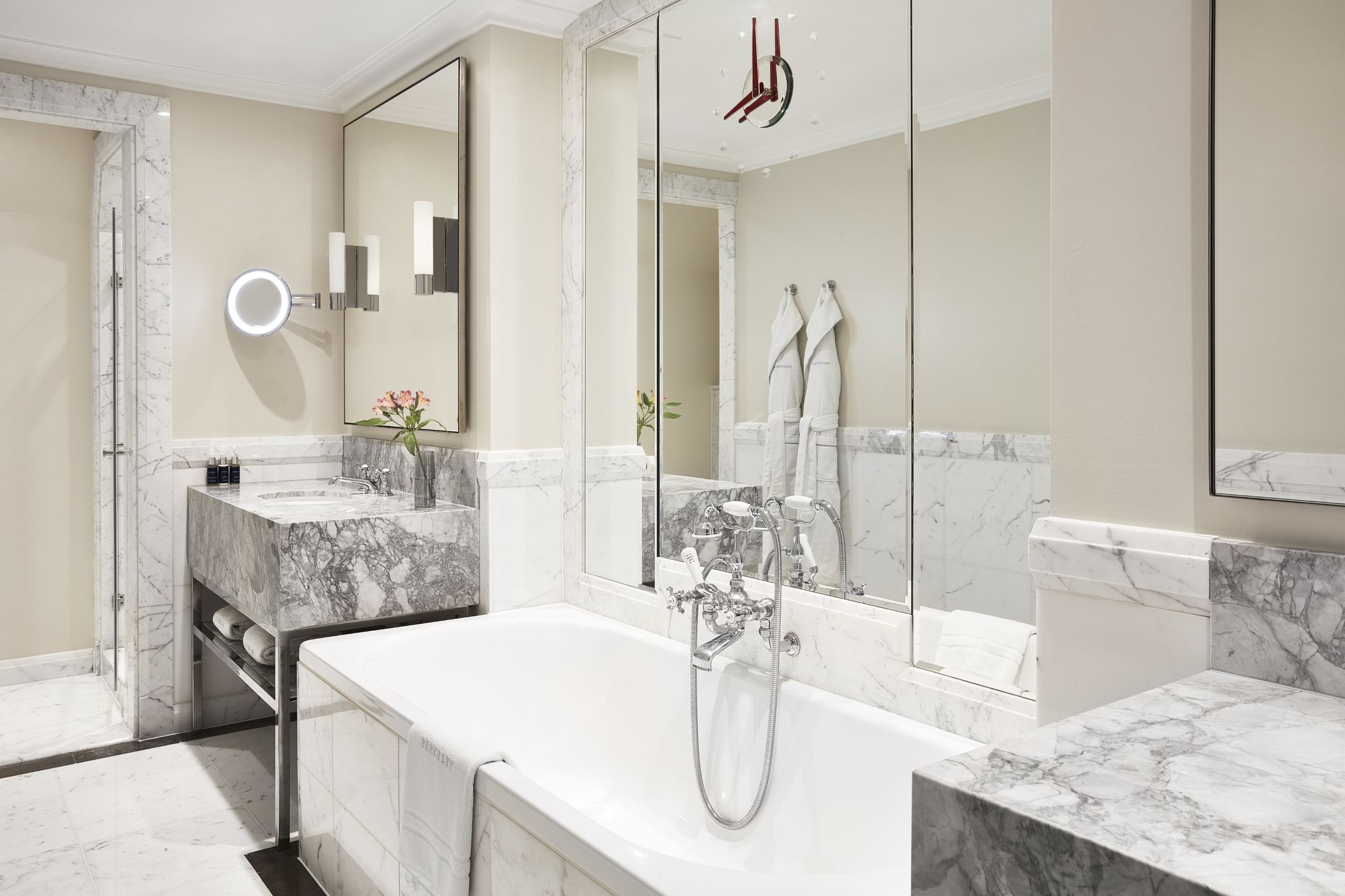 banheiro de luxo – banheiro com banheira – banheiro em marmore