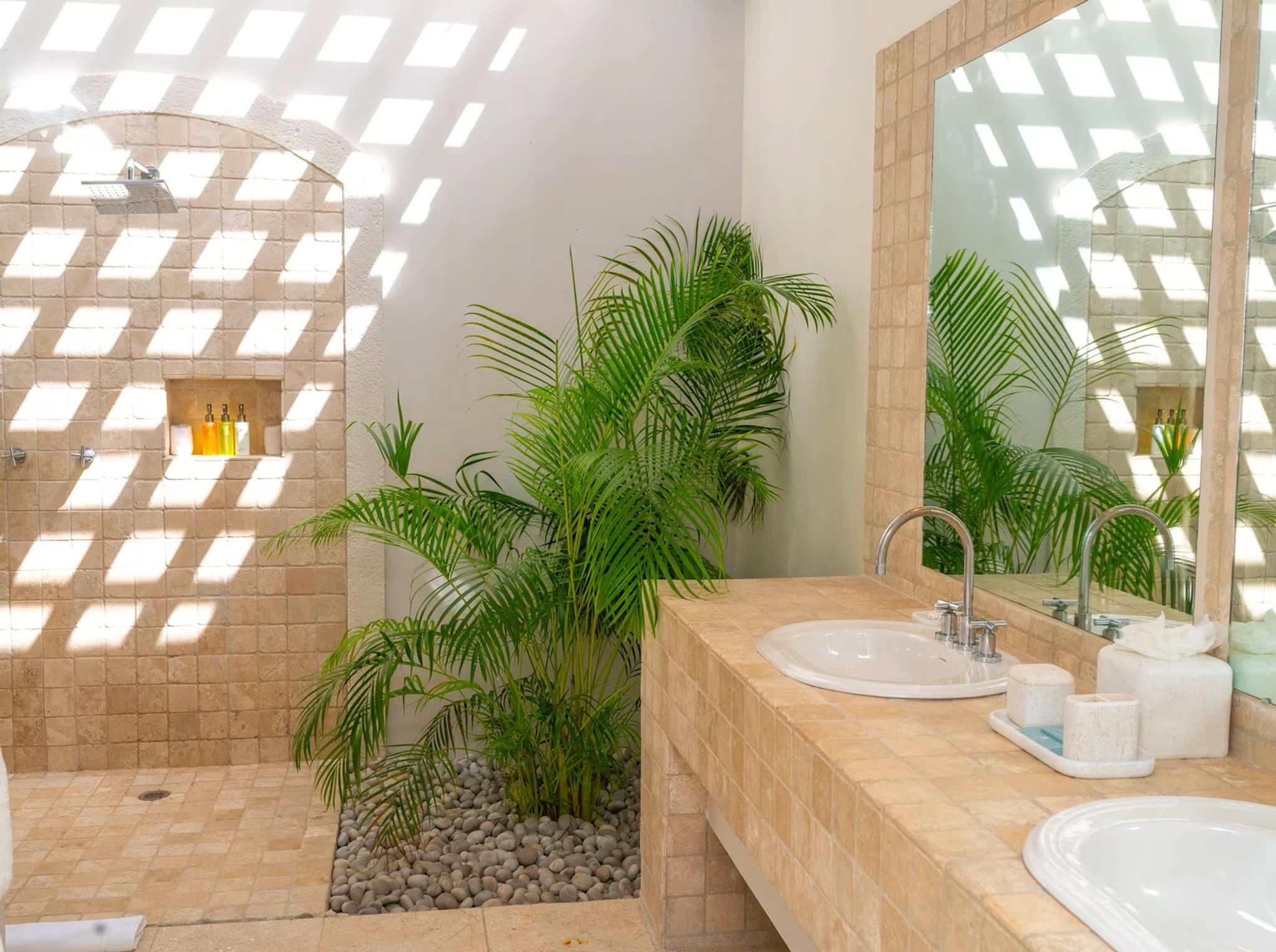 banheiro com banheira - iluminacao natural - suite clean