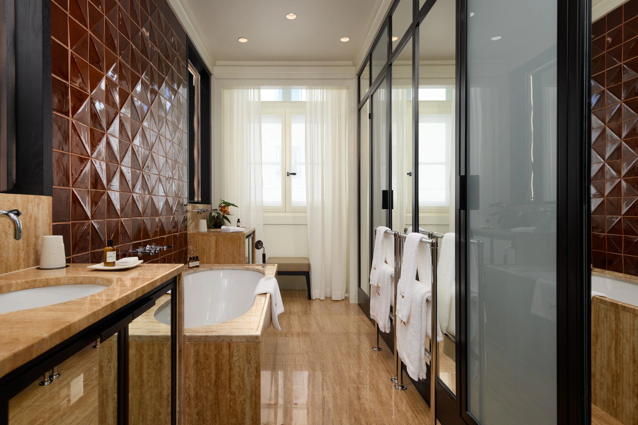 Suite Tejo banheiro premium – amenidades de luxo – banheira de imersao