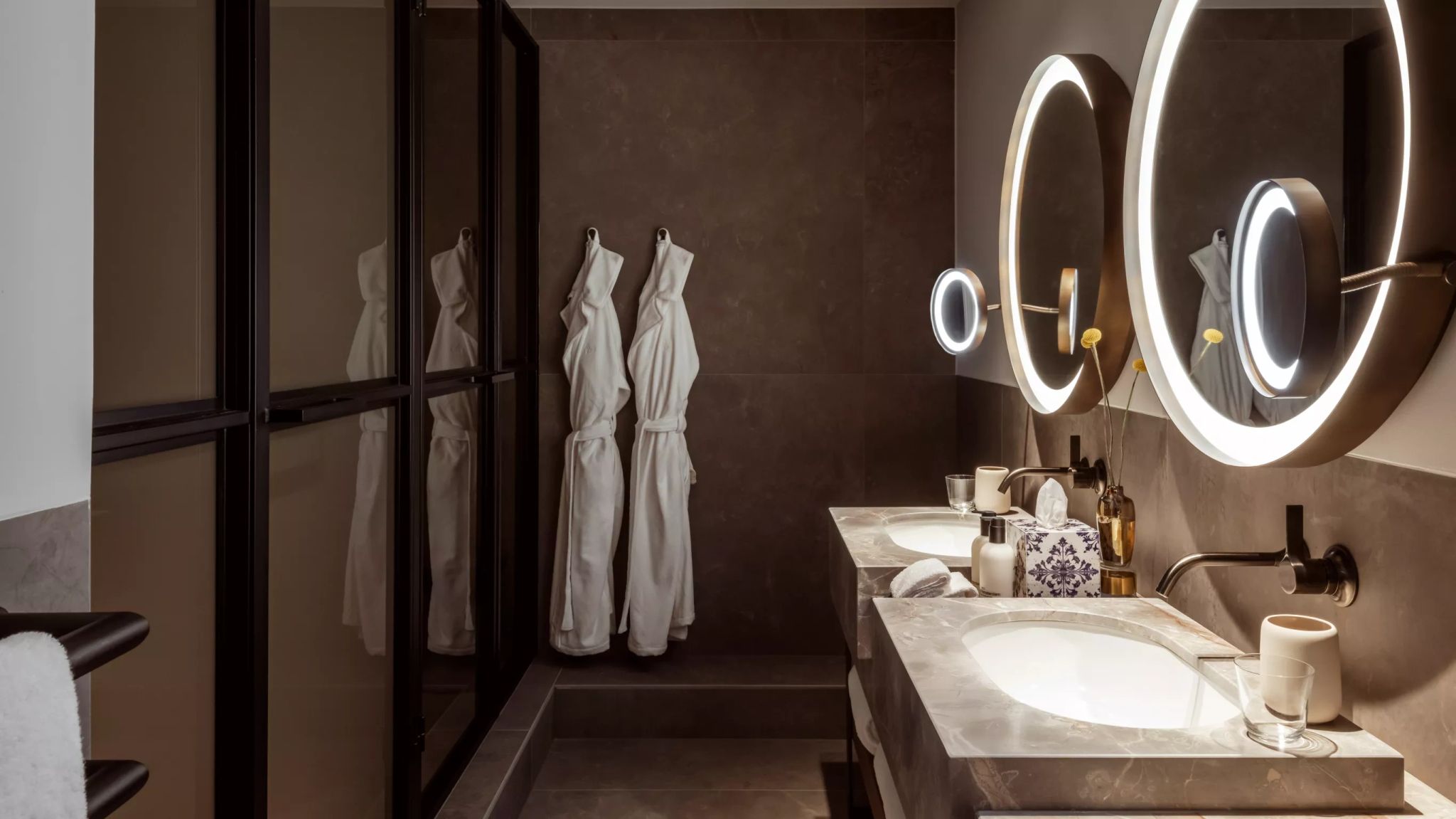 Executive Suite banheiro em marmore - banheiro com pia dupla - chuveiro alta pressao