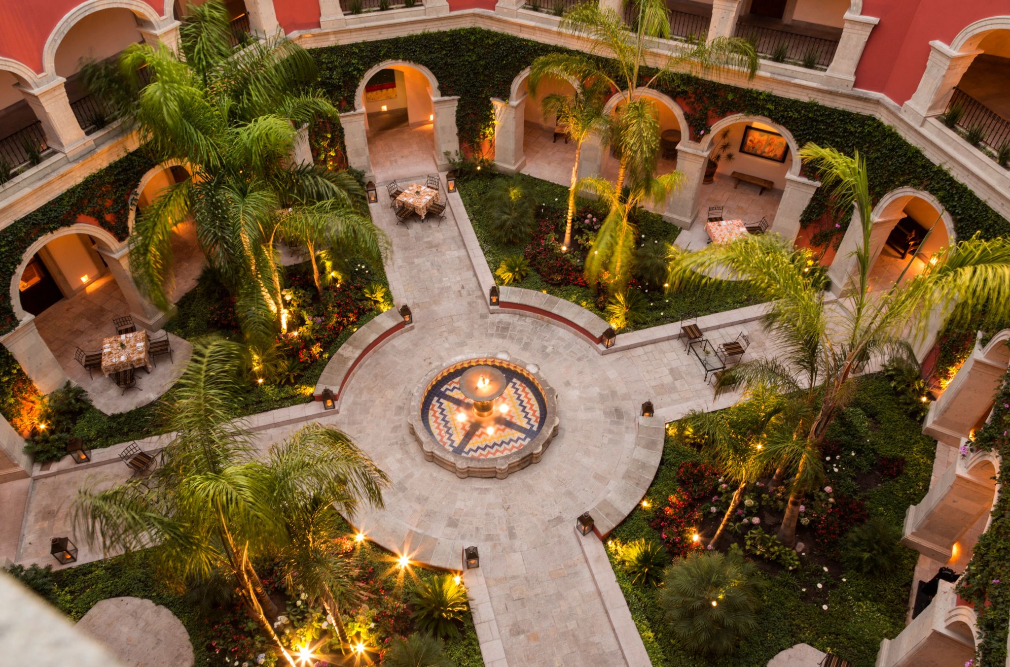 patio com flores e fontes - ambiente colonial - resort rosewood mexico