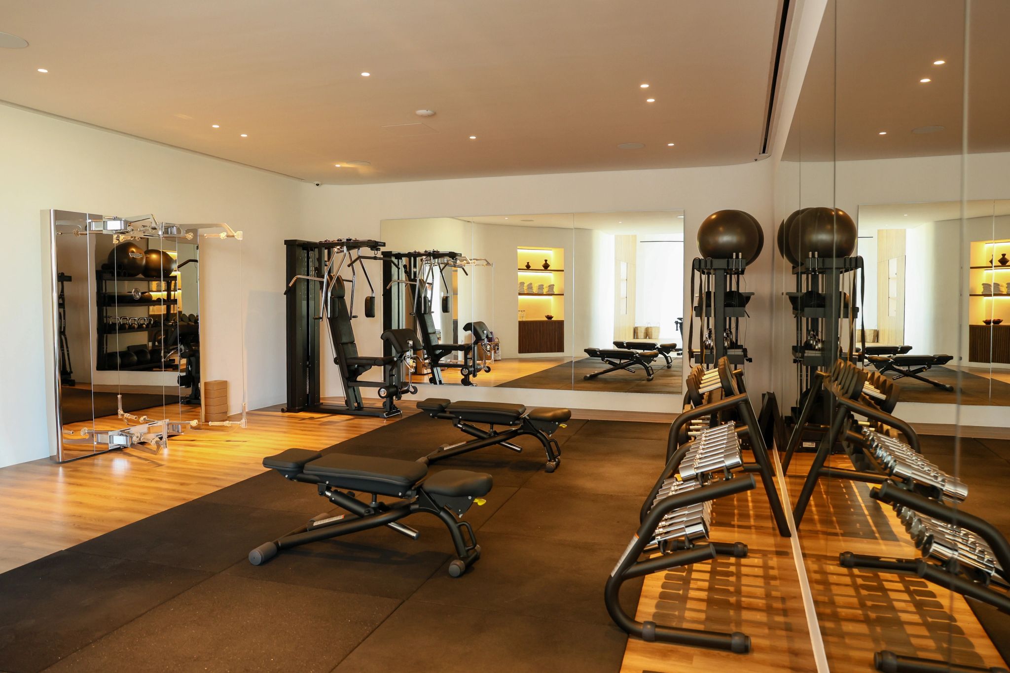 Academia academia de hotel canaves epitome-sala de fitness moderna-equipamentos de treino
