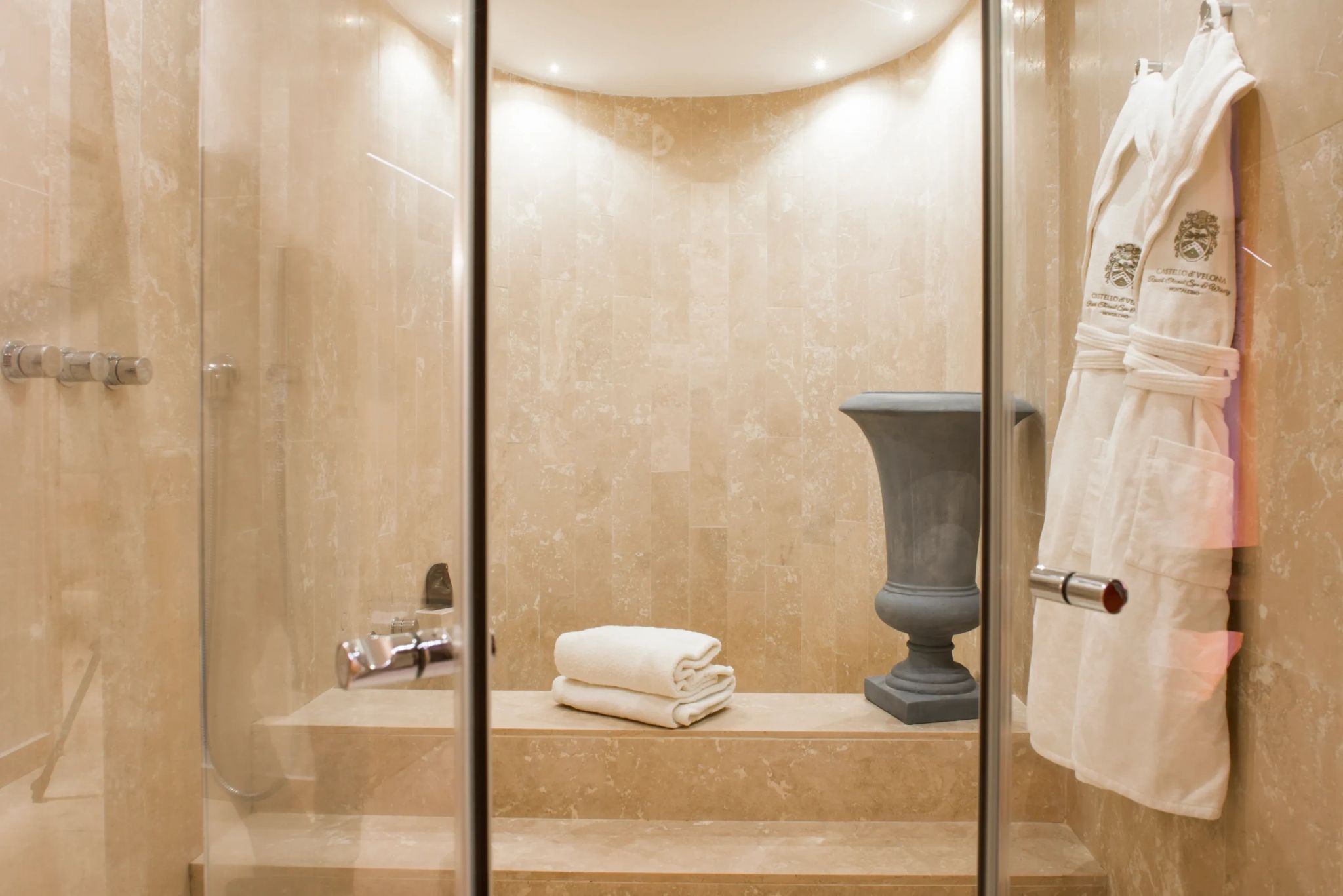 UNESCO View Velona Apartment Spa banheiro em marmore - banheiro chique - chuveiro alta pressao