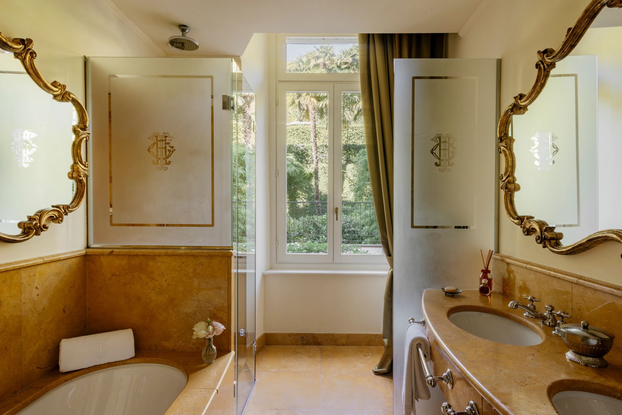 Terrace Garden Suite banheiro em marmore – banheira de luxo – banho premium
