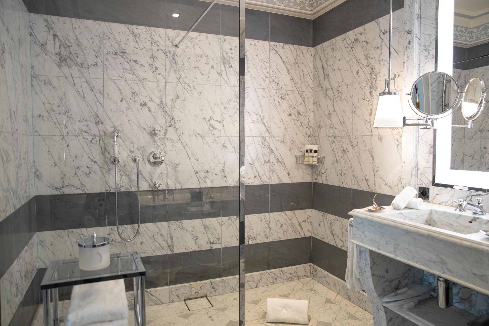 Prestige Junior Suite chuveiro alta pressao - banheiro em marmore - banho premium