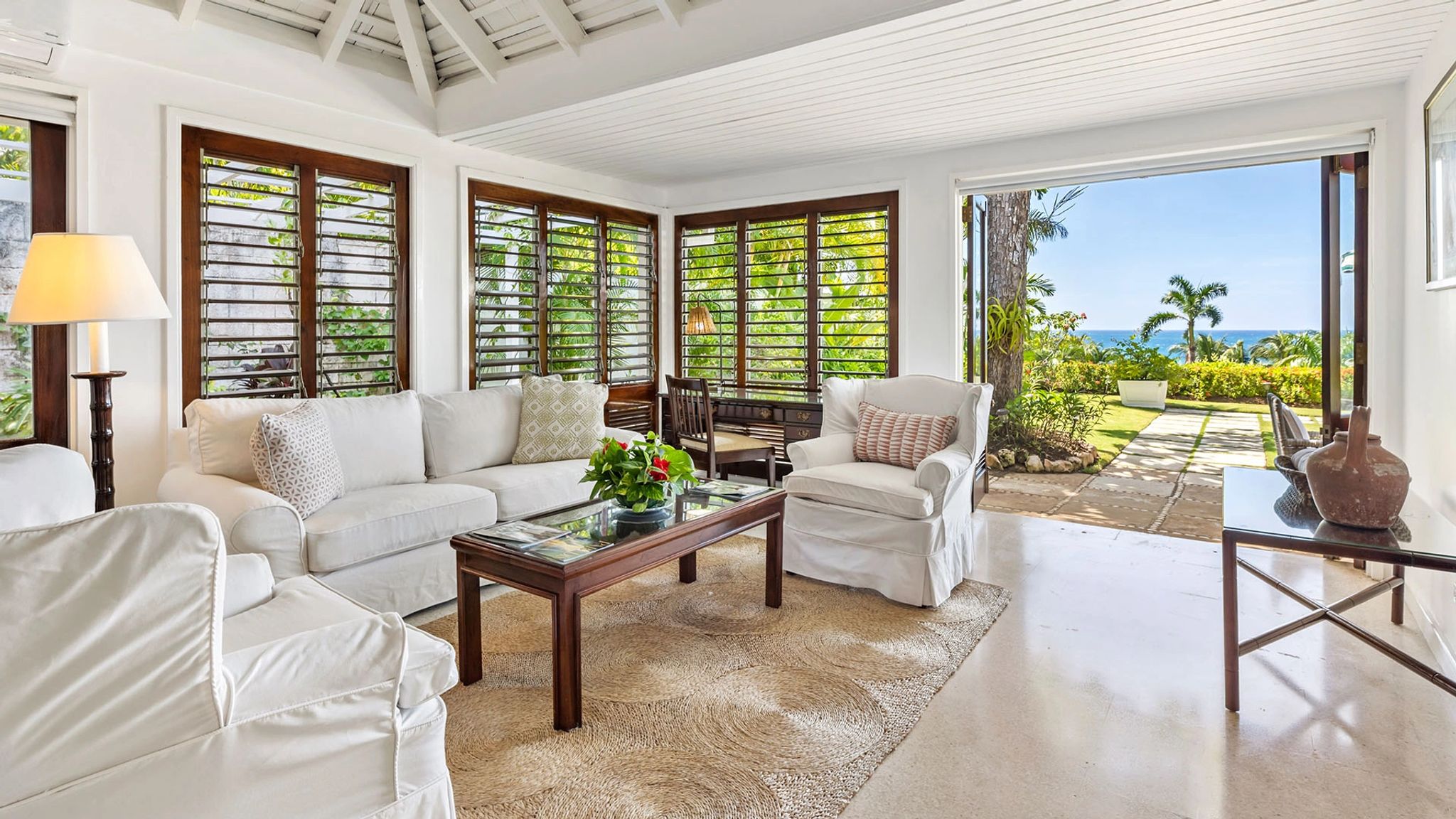 Two Bedroom Classic Villa no pool  sala de estar - sala chique - sala vista mar