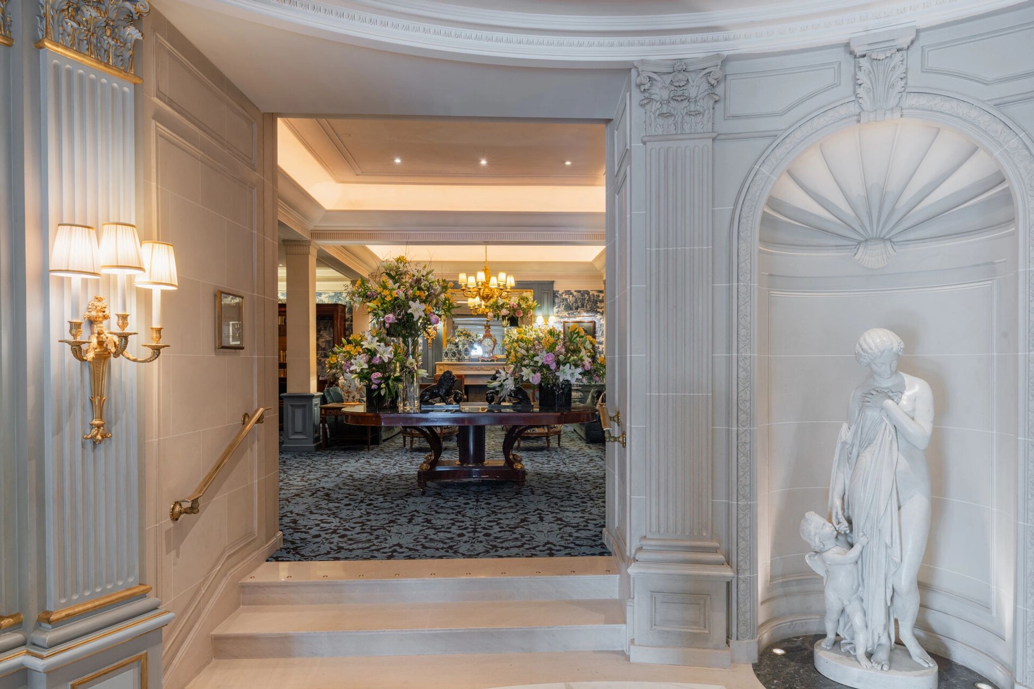 lobby hotel - lobby de luxo - arquitetura classica - obras de arte - esculturas classicas