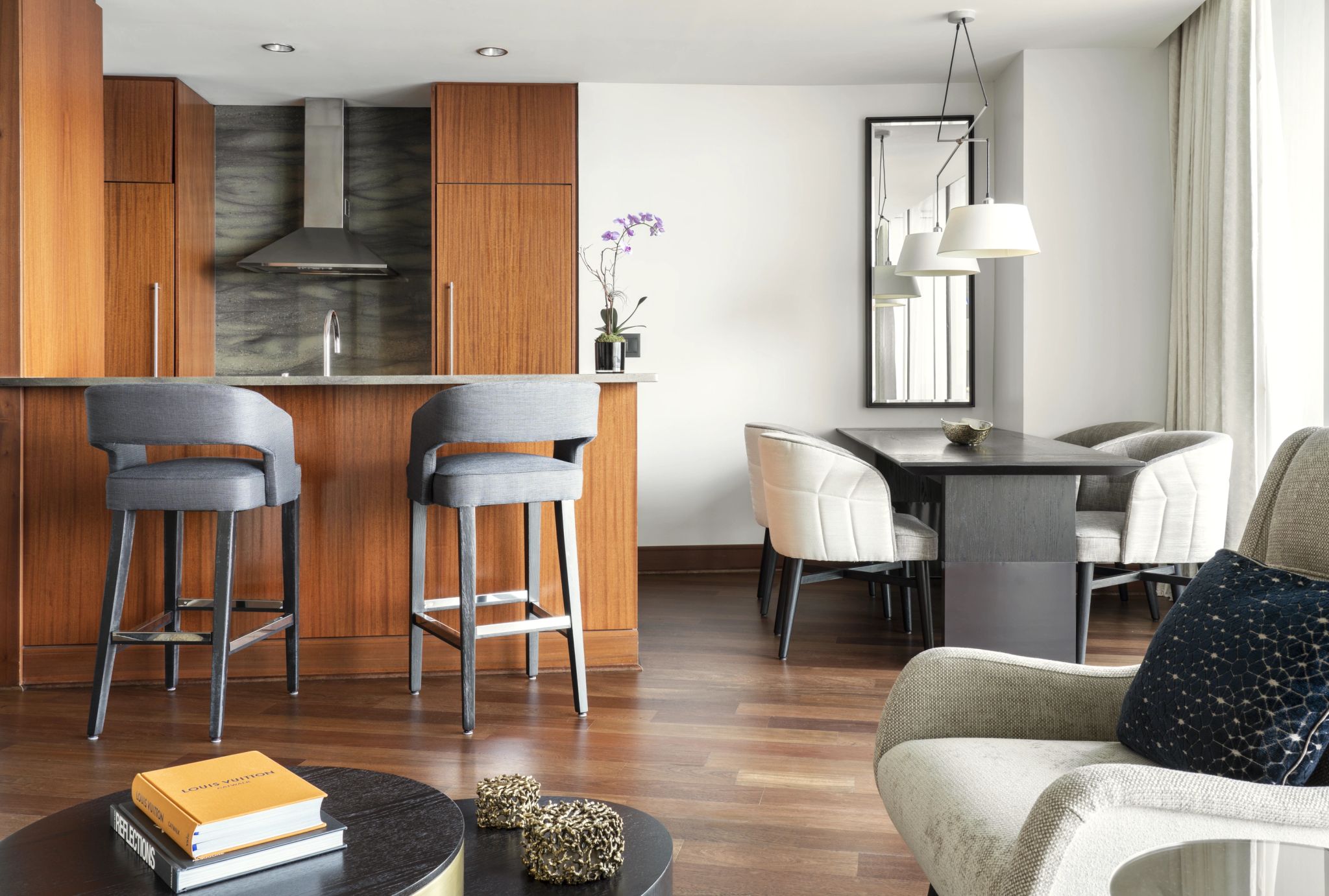 suite - sala de estar - mesa de jantar - cozinha