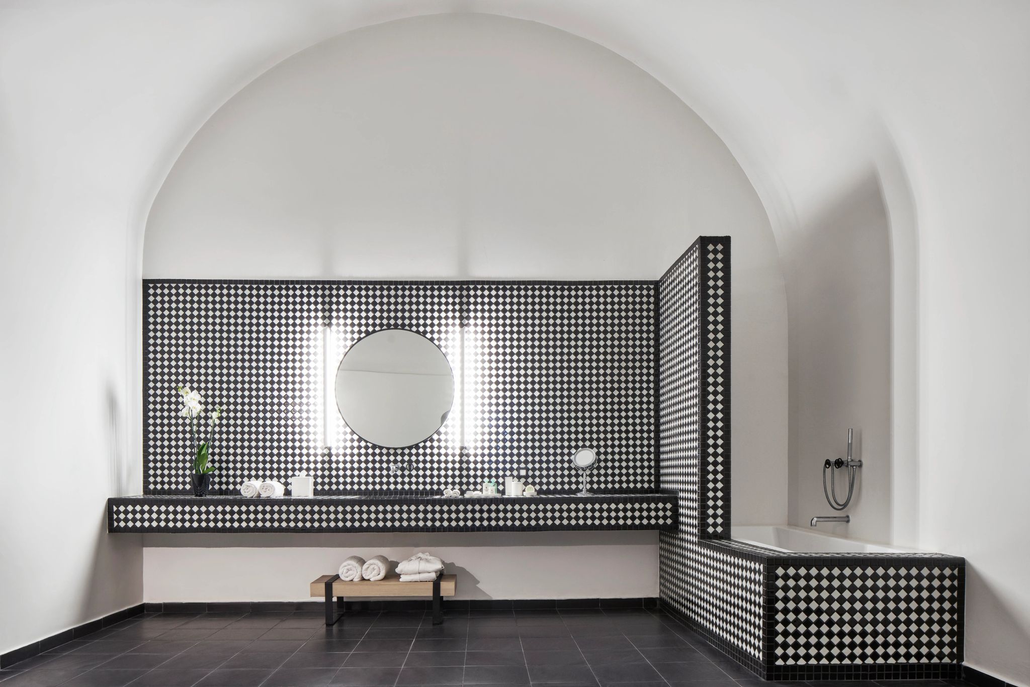 Senior Jetted Tub Suite banheiro vintage - banheiro chique - suite com banheira