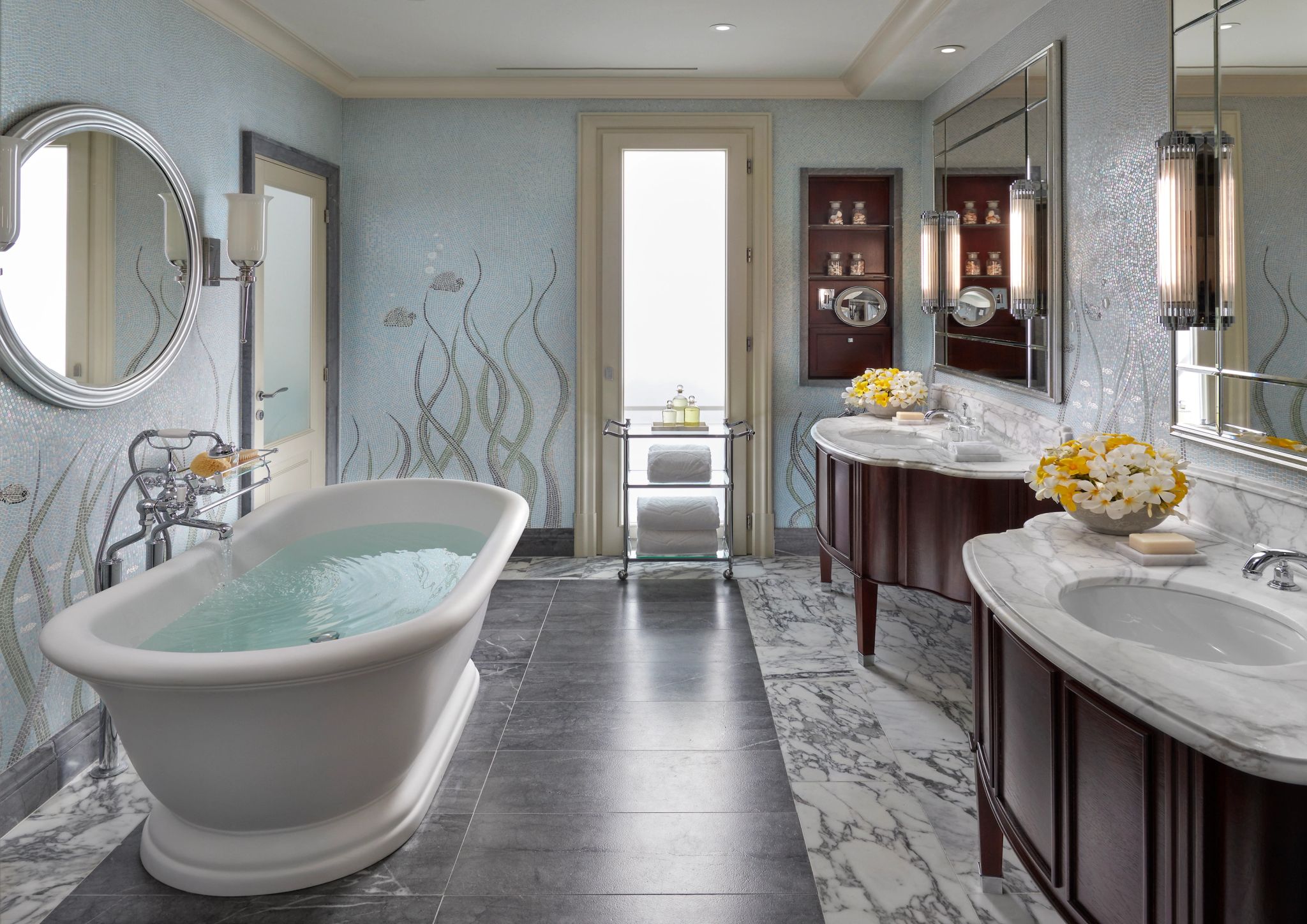 One Bedroom Oceanview Penthouse banheiro de luxo - pia dupla - banheira