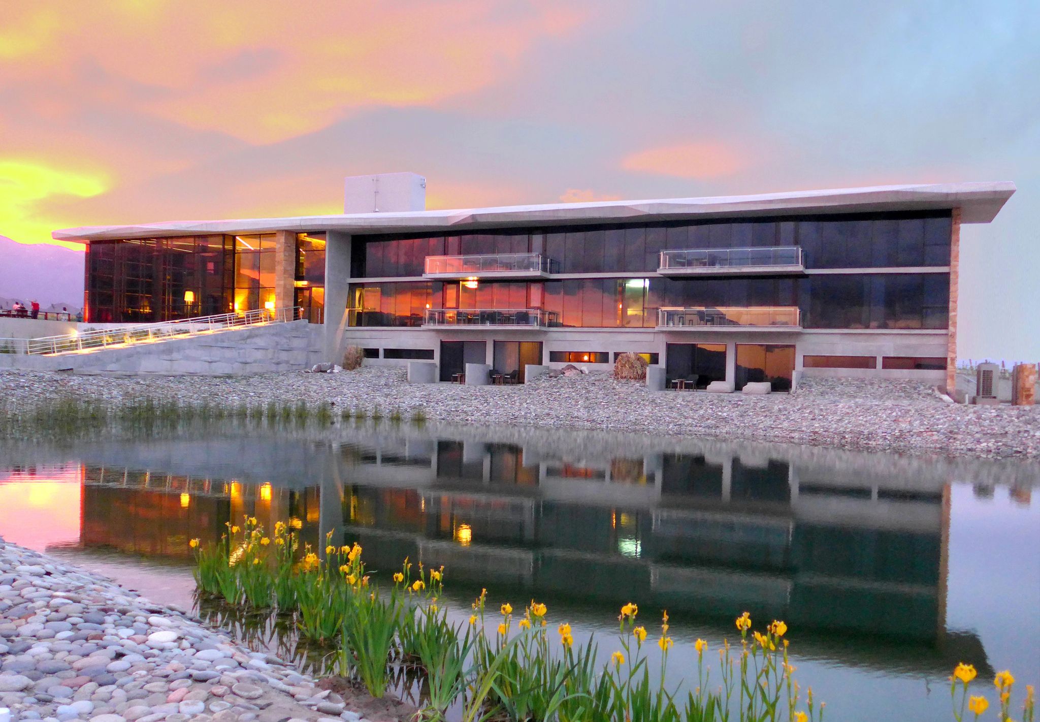 Casa de Uco Vineyards and Wine Resort fachada iluminada do hotel casa de uco ao entardecer