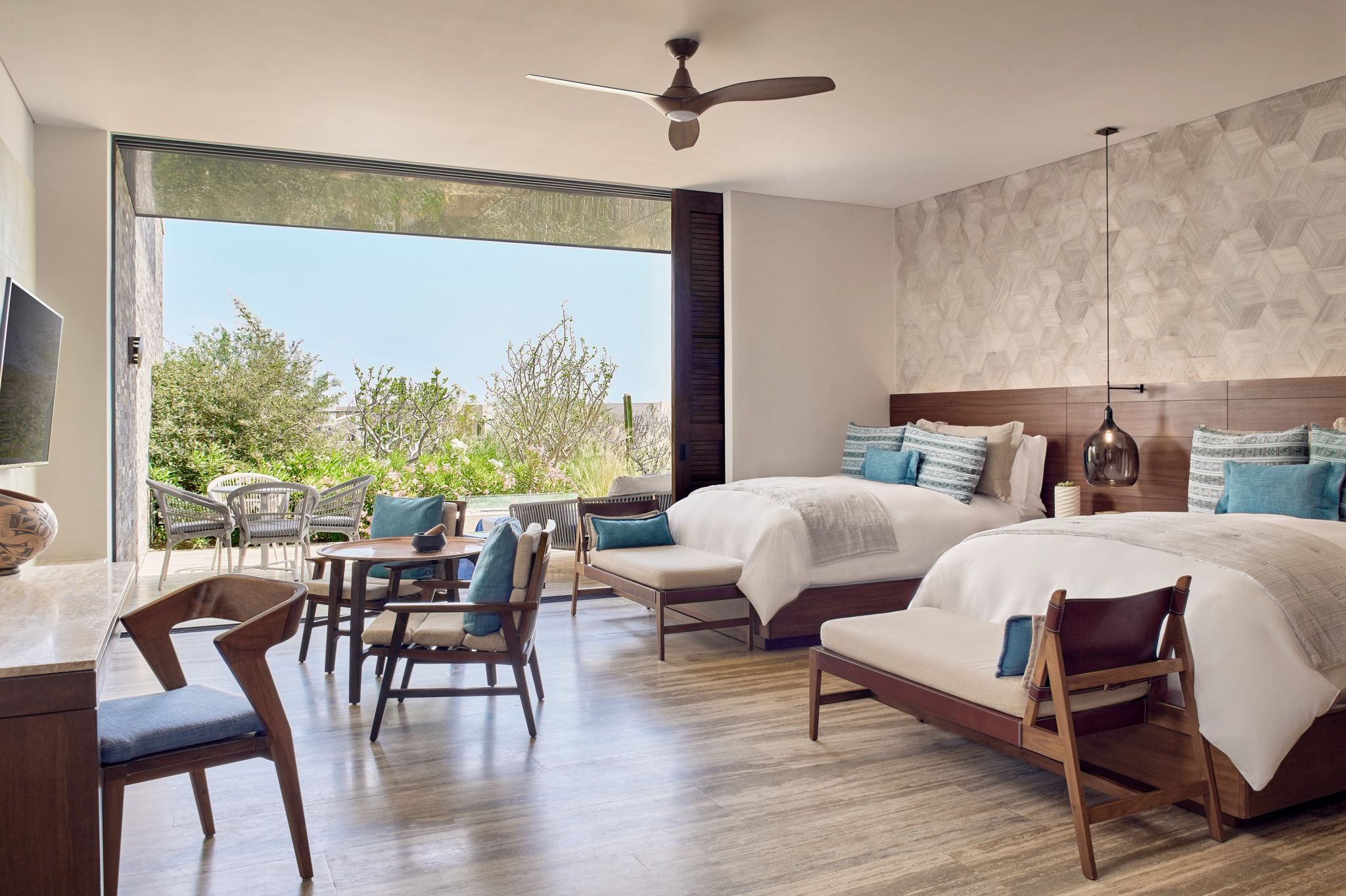 Resort View Two Queen Ground Floor Terrace quarto queen - camas queen - quarto de hotel - quarto com terraço - terraço privativo