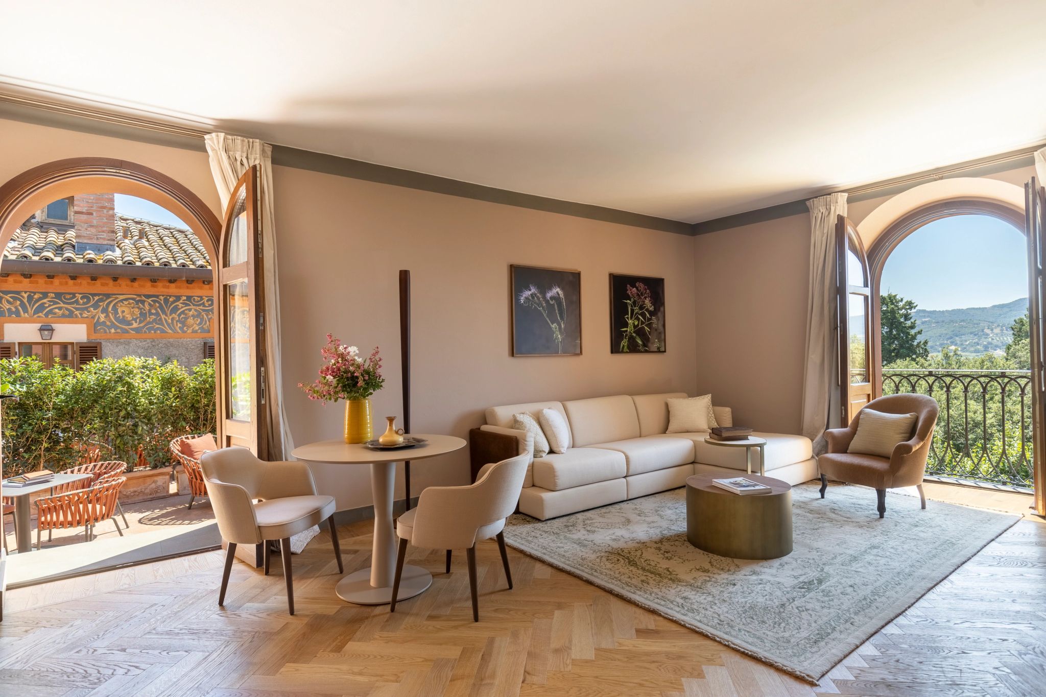 Terrace Suite sala de estar – mesa de jantar – suite ampla