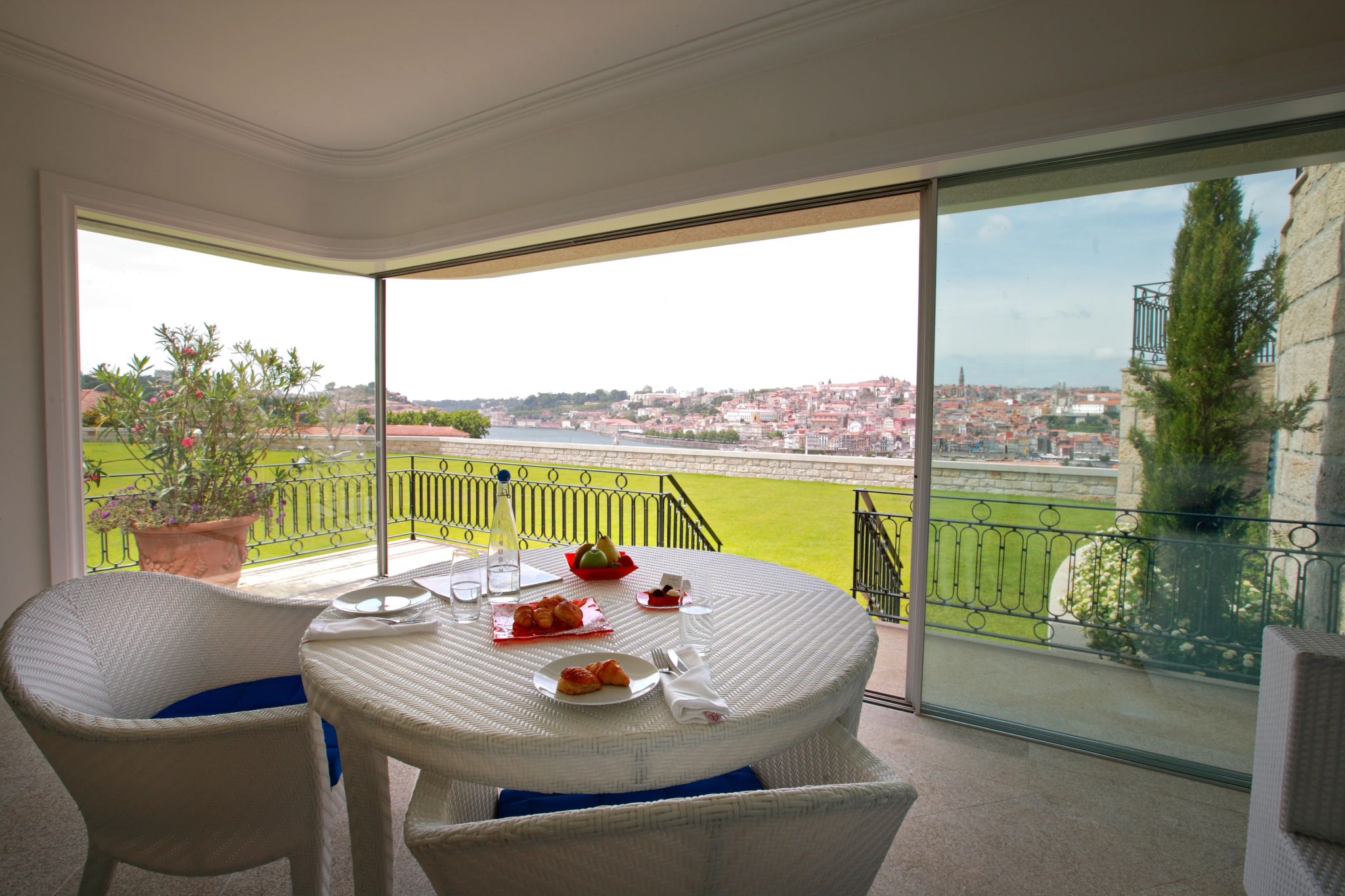 Master Suite Garden terraco mobiliado - mesa de jantar - suite com terraço