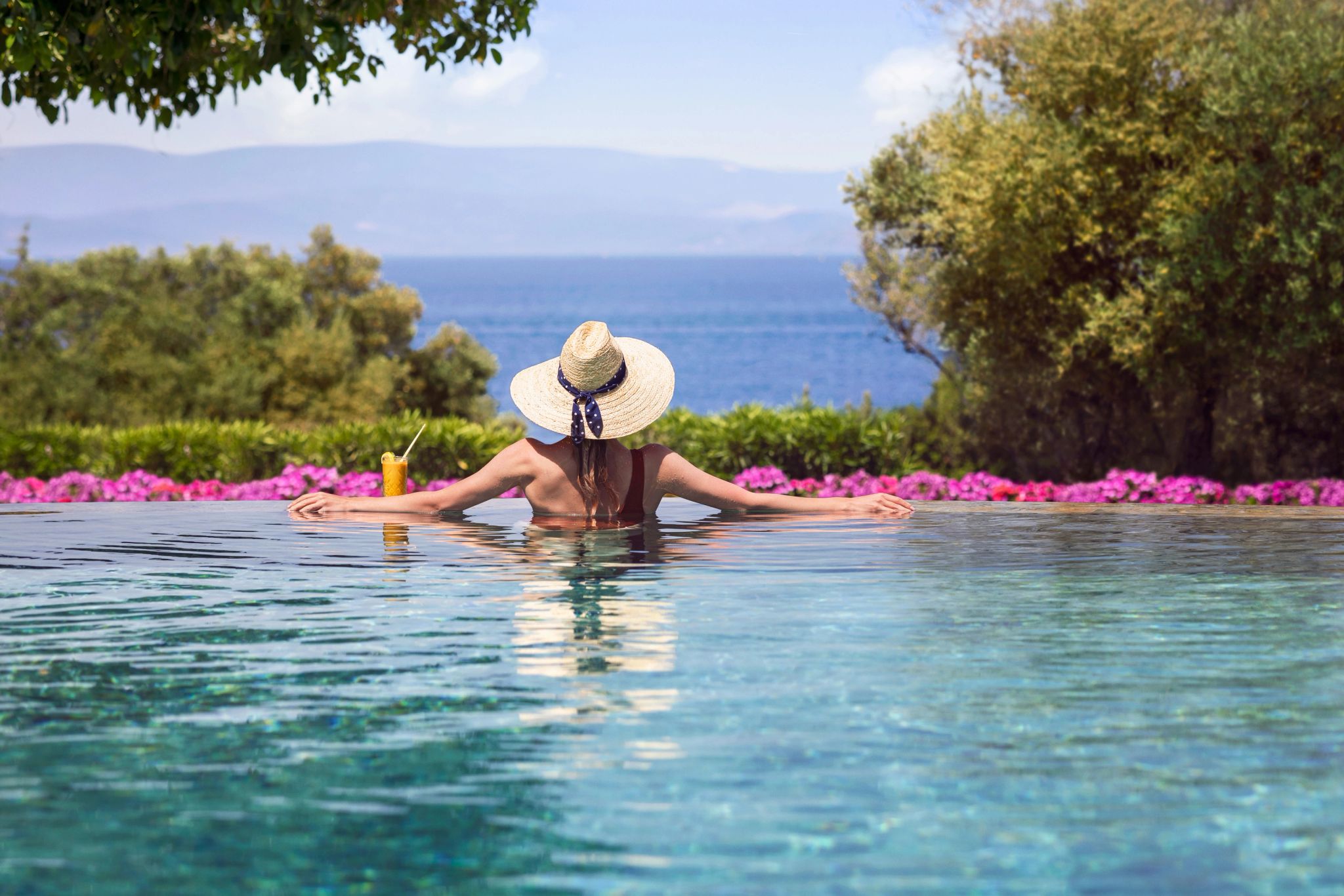 Piscinas do resort lazer ao ar livre - atividades de lazer - piscina frente mar