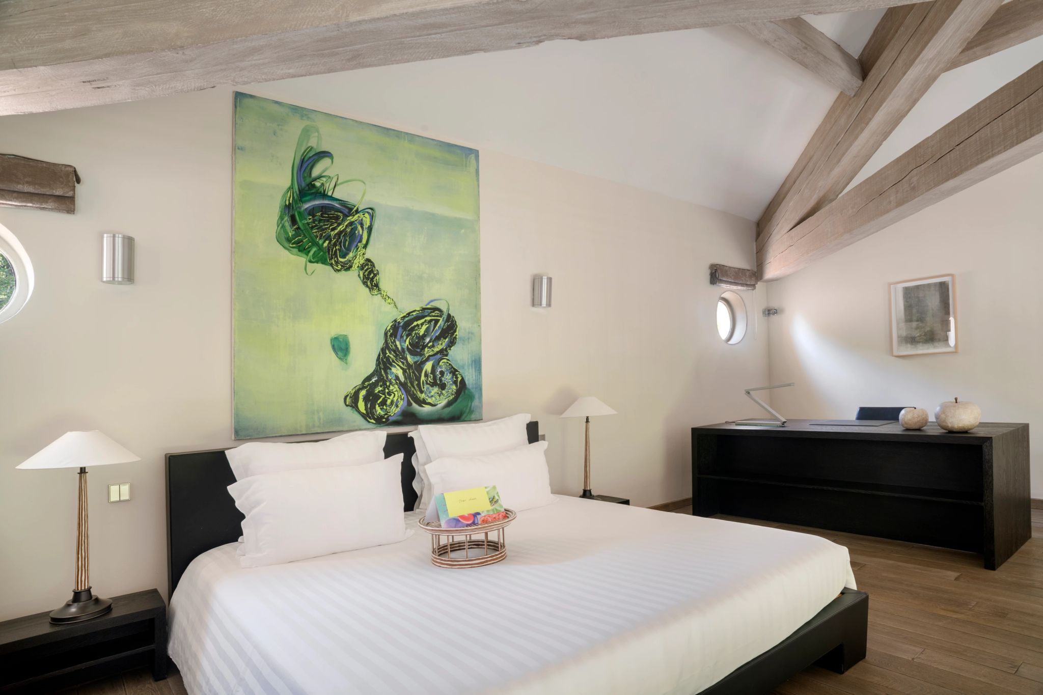 Pool Suite suite moderna - suite casal - cama king - obras de arte - obra de arte moderna