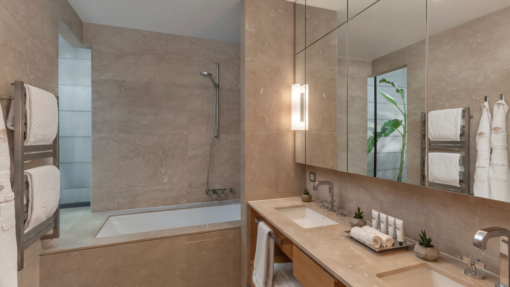 Three Bedroom Apartment Pool banheira em marmore - banheira de imersao - banho premium