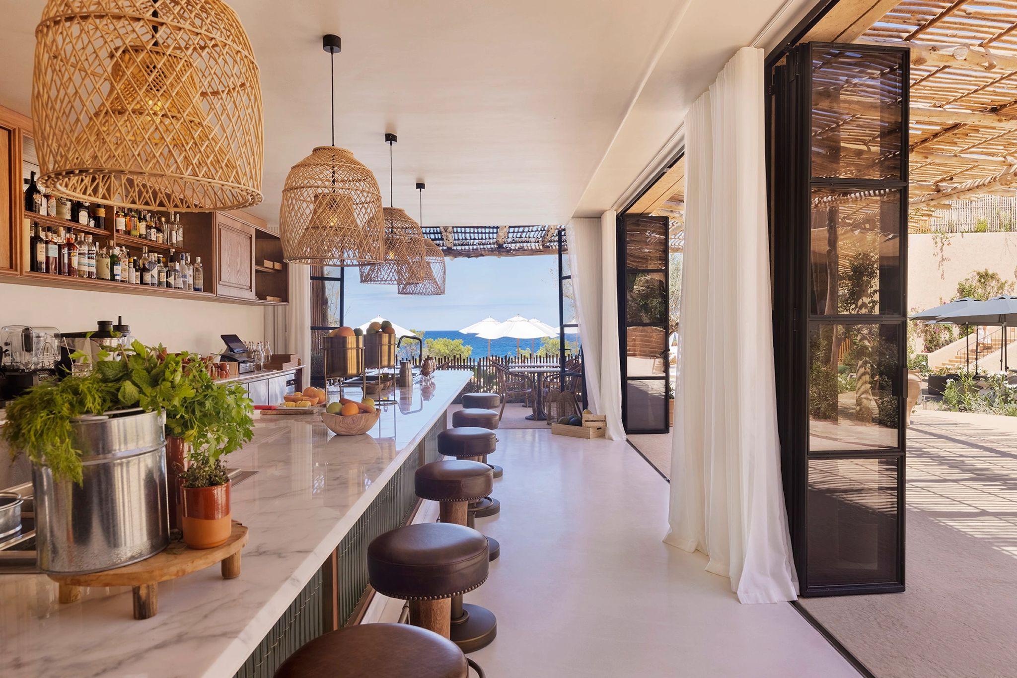 balcao de bar aberto - banquetas de madeira - vista para piscina