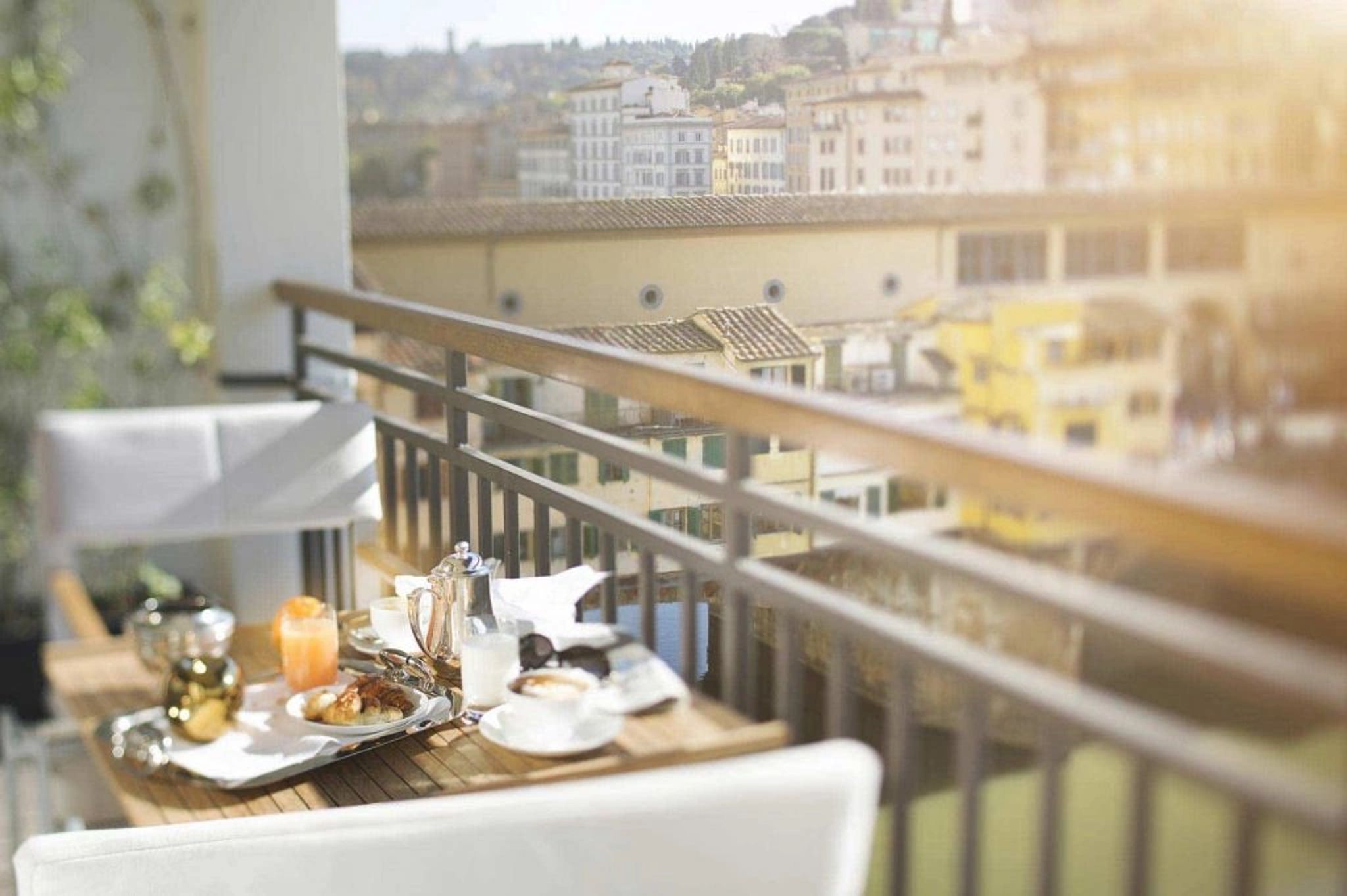 Portrait Firenze vista premium - vista rio arno - quarto com varanda