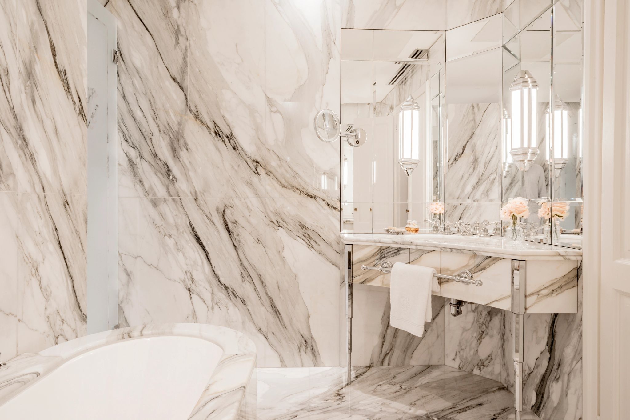 Junior Suite banheiro em marmore – banheira de luxo – banho premium