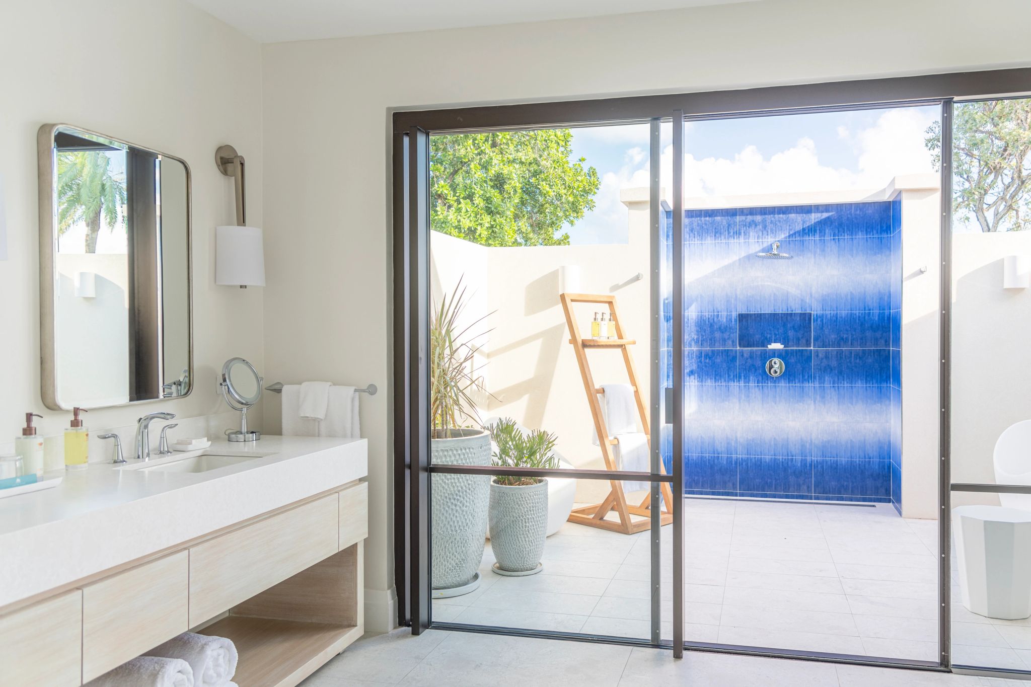 Junior Suite chuveiro ao ar livre - banheiro moderno - banho premium - chuveiro alta pressao