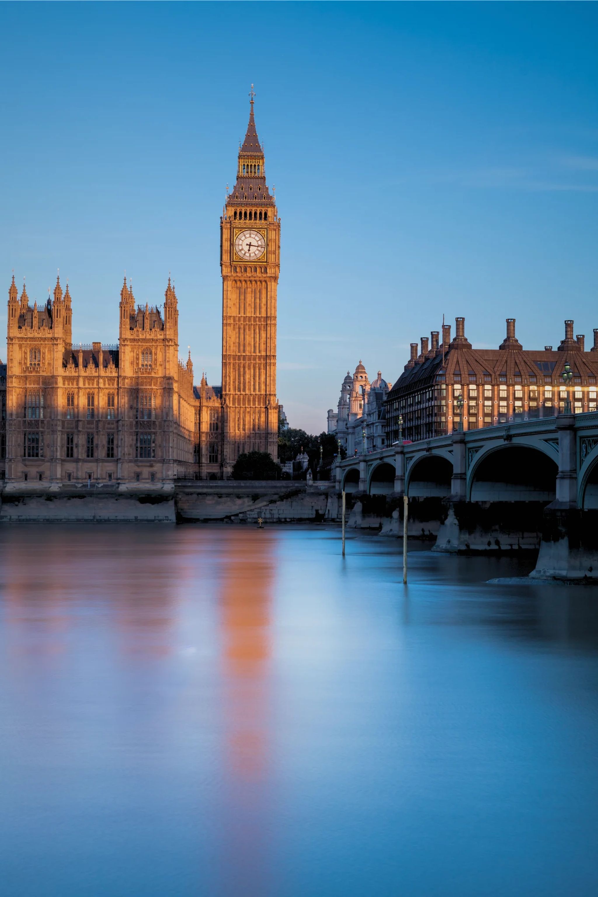 Rio Tamisa com Big Ben ao fundo