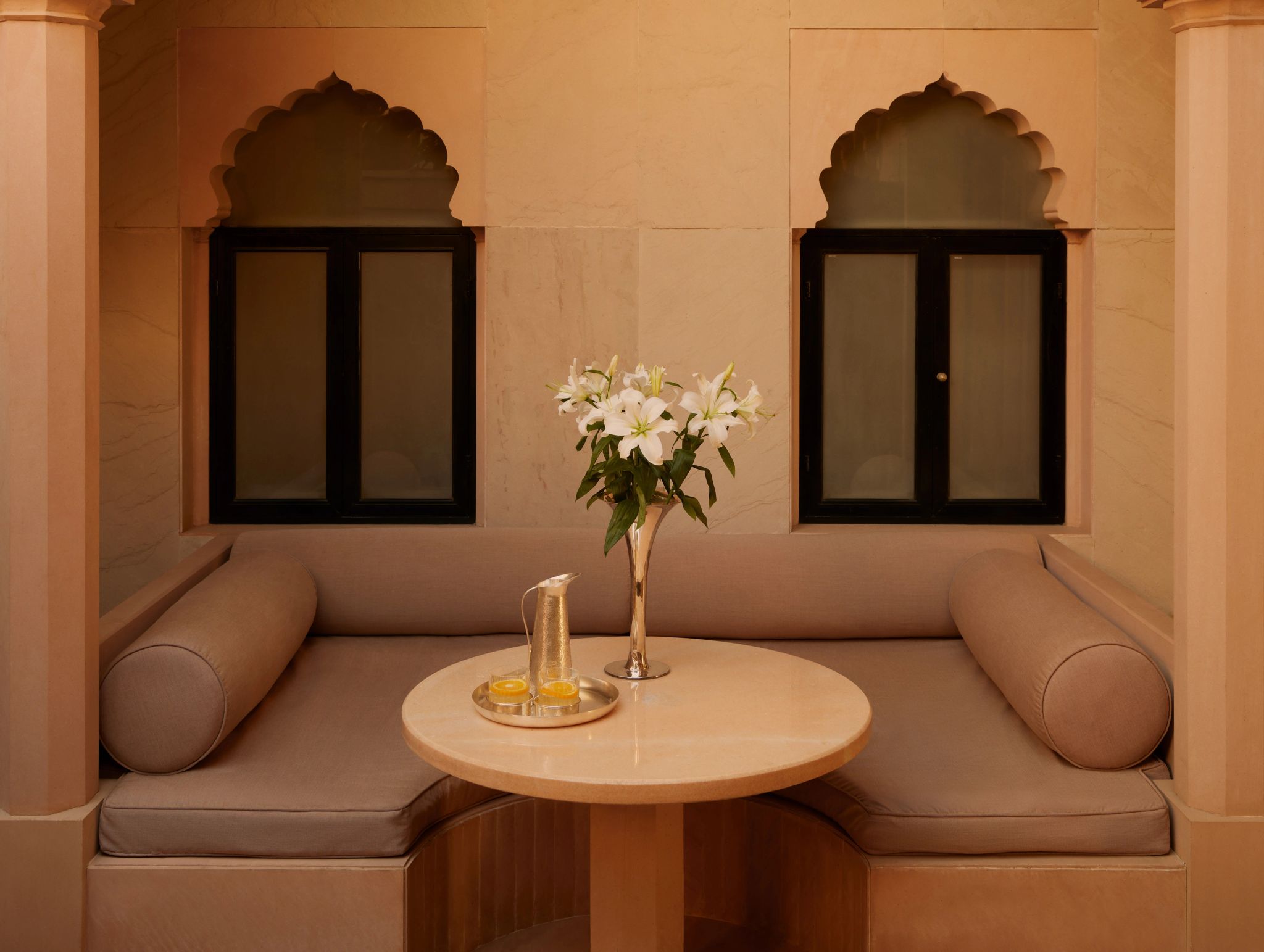 Courtyard Haveli Suite suite com sala - sala de estar - suite com patio - design indiano