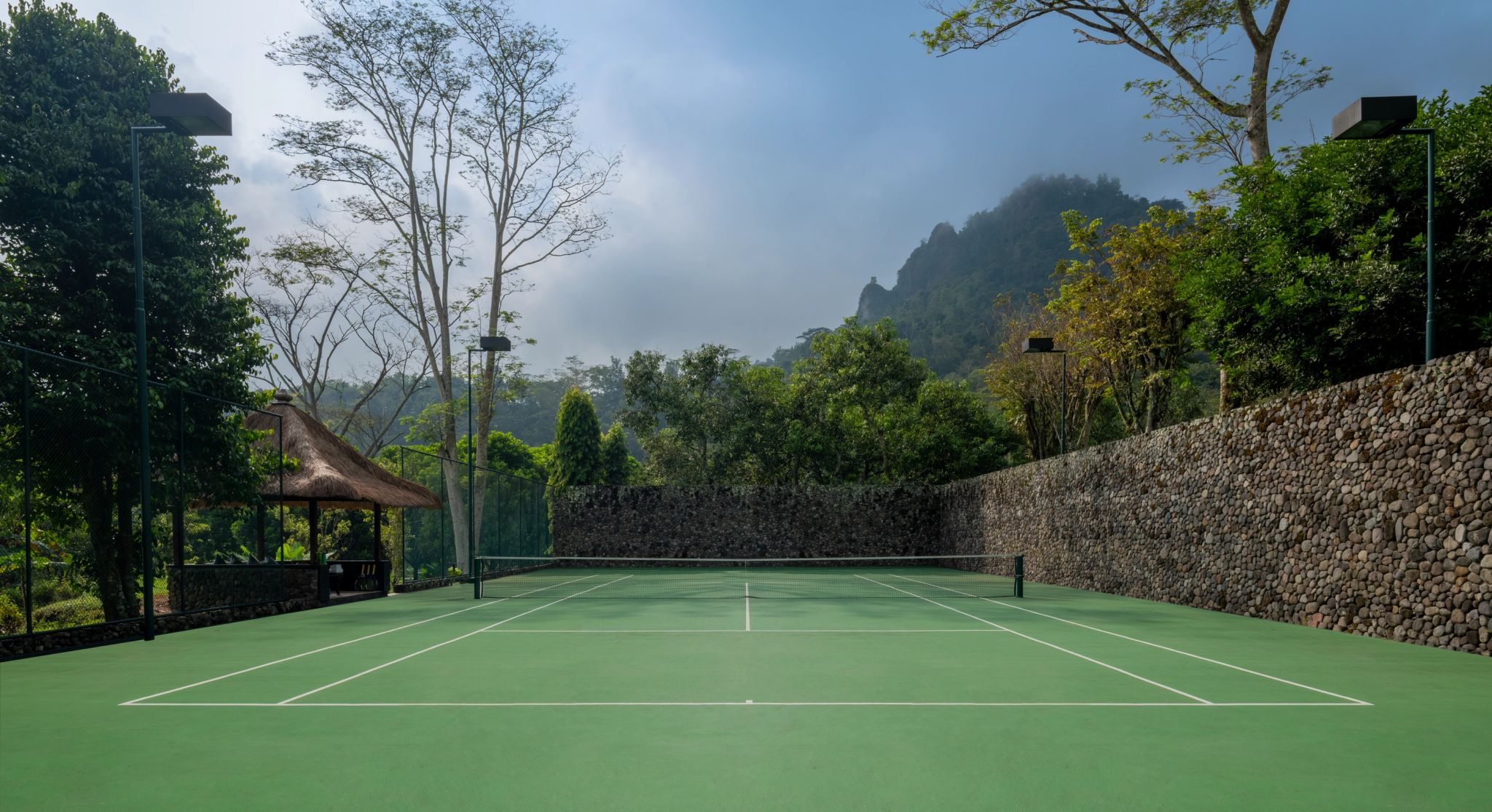 quadra de tenis - hotel luxo - amanjiwo indonesia
