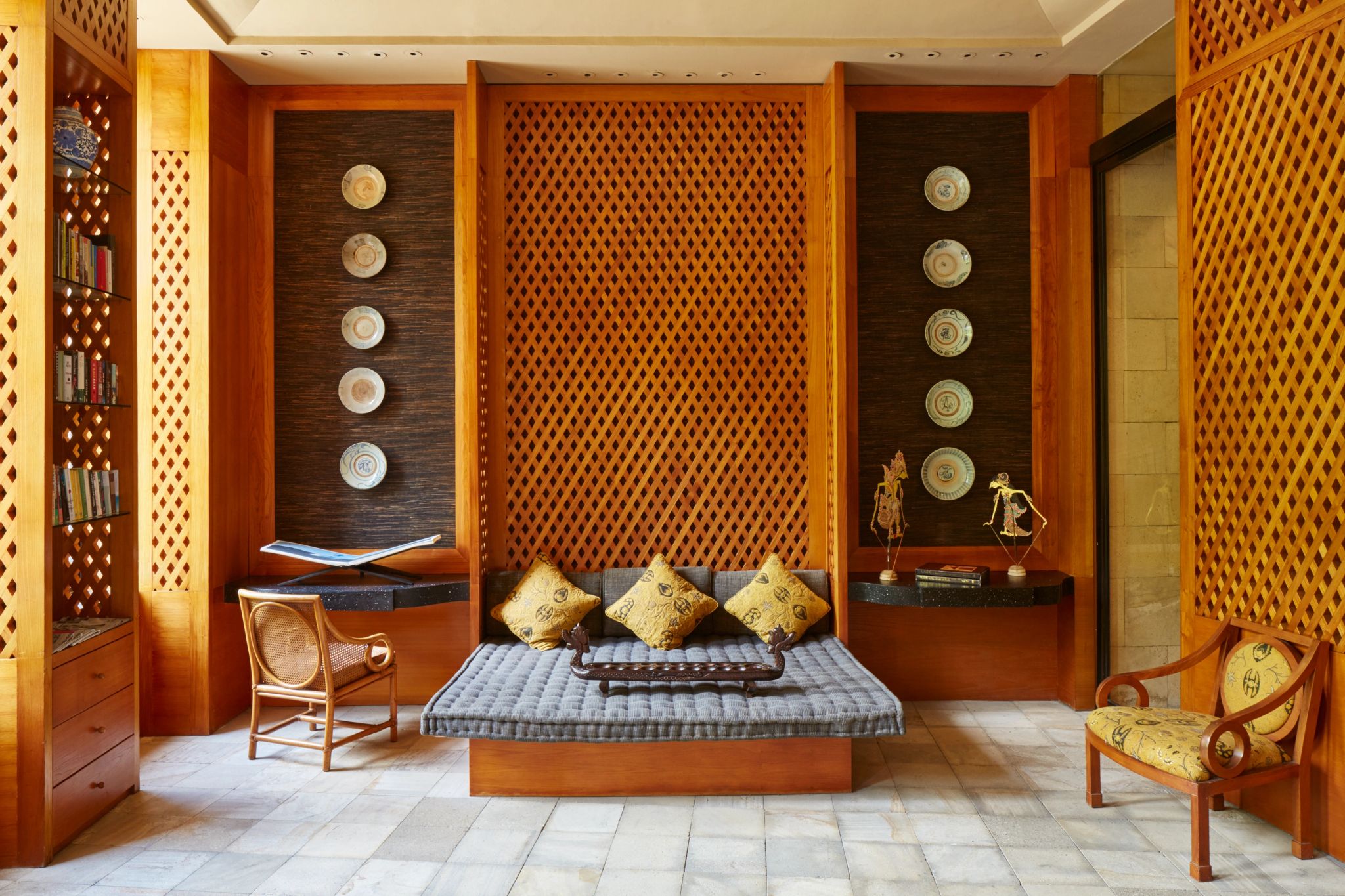 interior biblioteca - hotel amanjiwo - design luxo