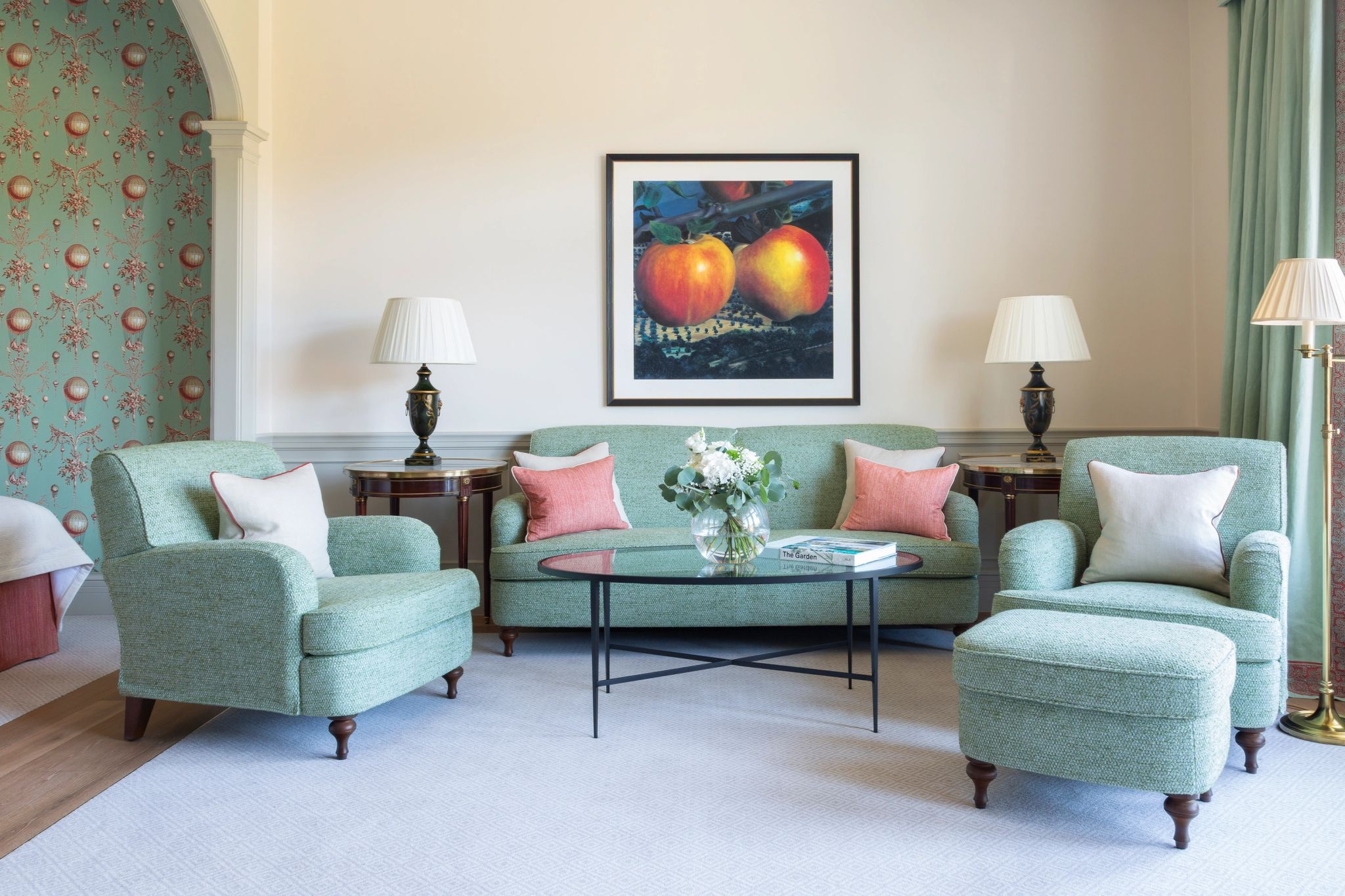 sala com poltronas verde-agua e luz natural