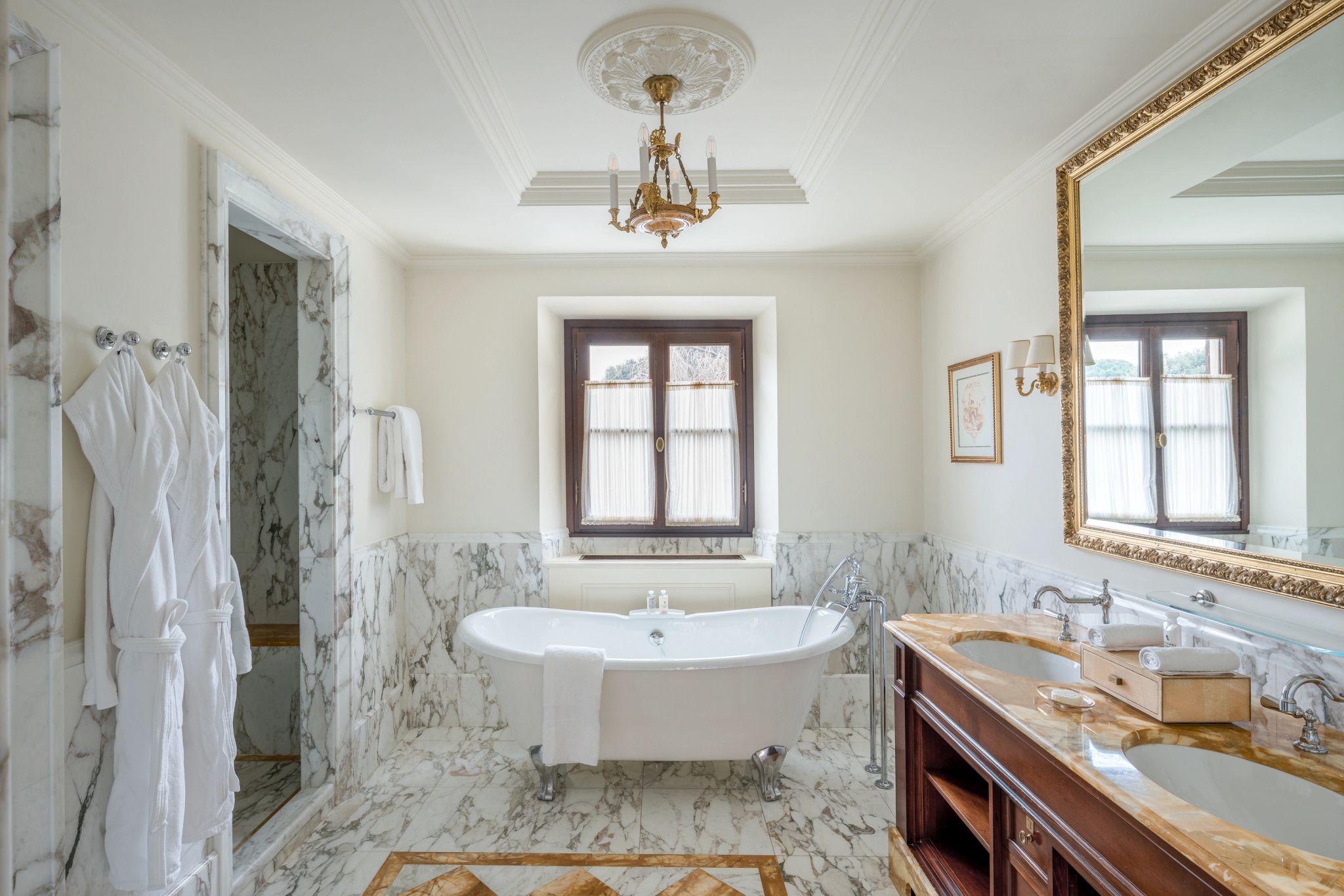 banheira de imersao – banheiro de marmore – banheiro amplo