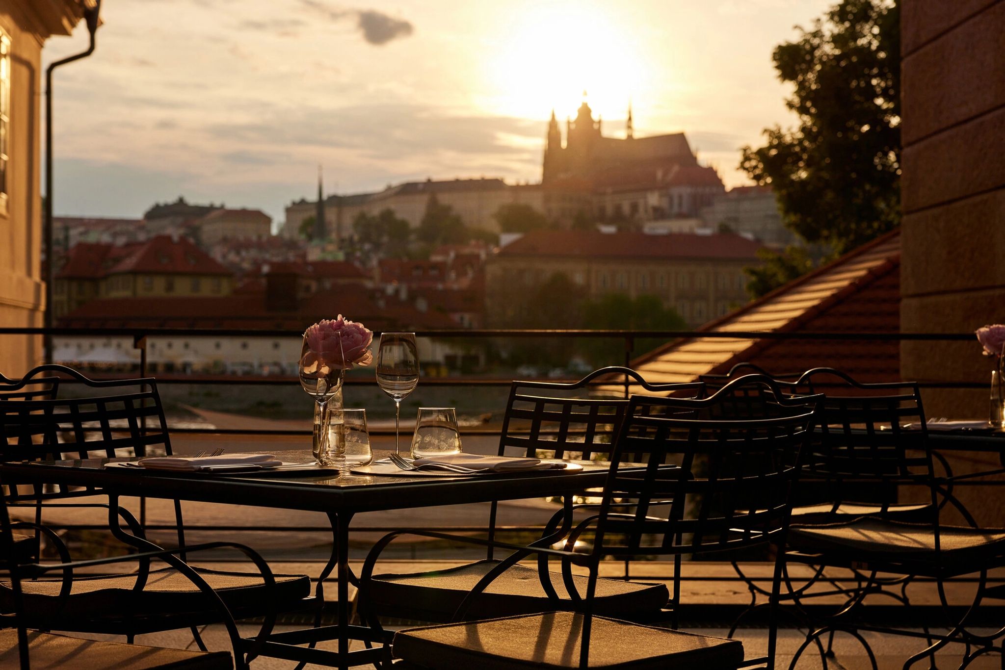 Vista Pôr do Sol vista romantica do por do sol em praga no terraço do four seasons hotel