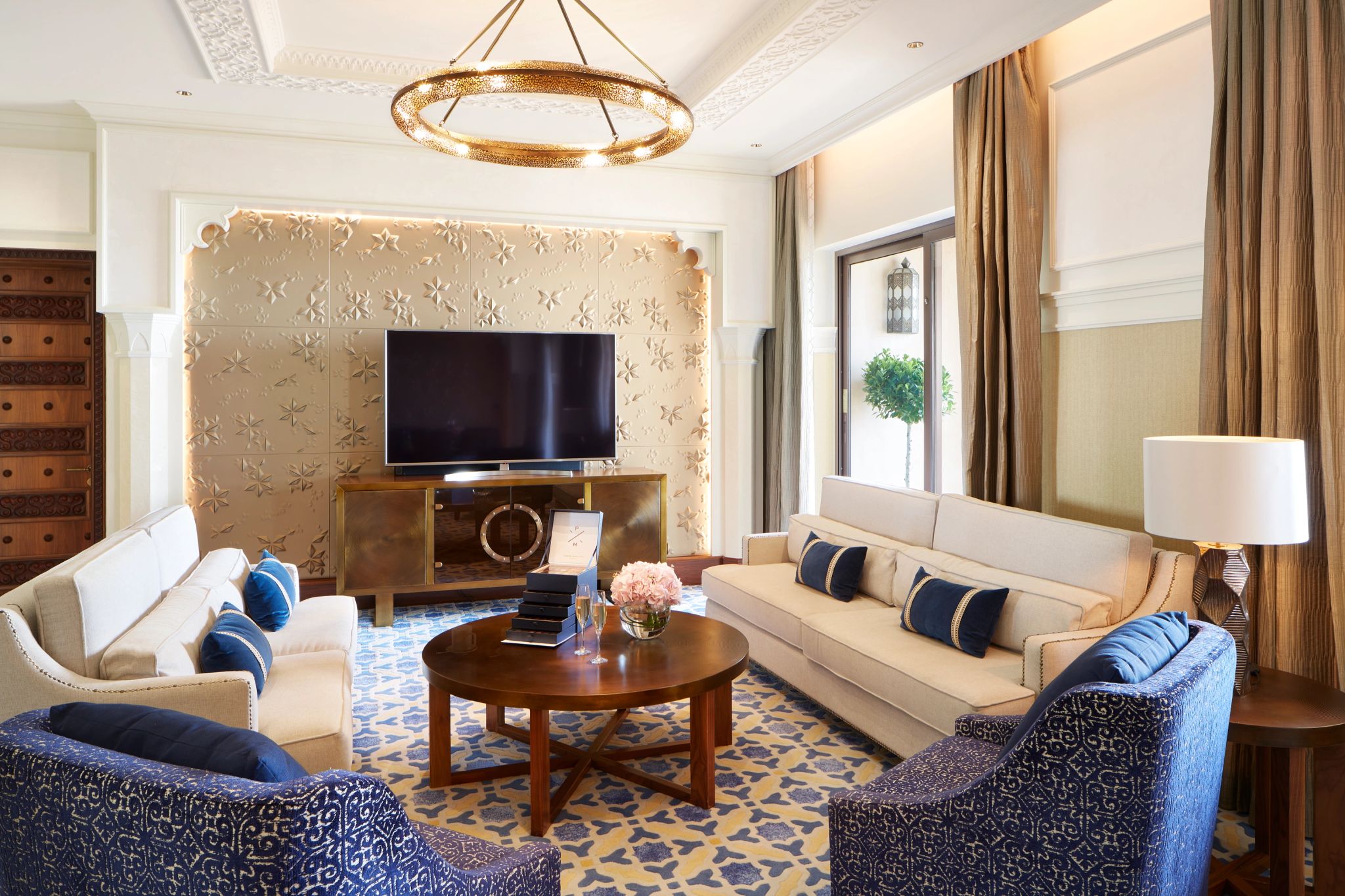 Two Bedroom Family Suite sala de estar - sala chique - design arabe