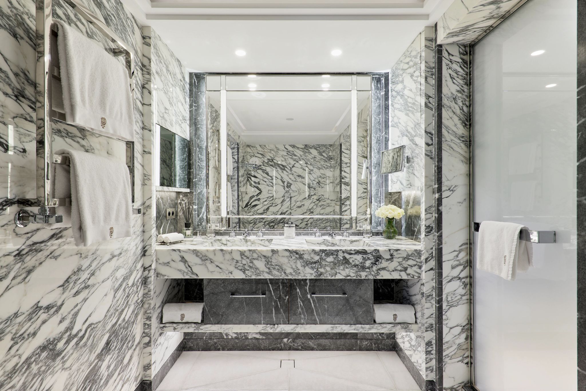 Corner Suite banheiro de marmore - banho premium