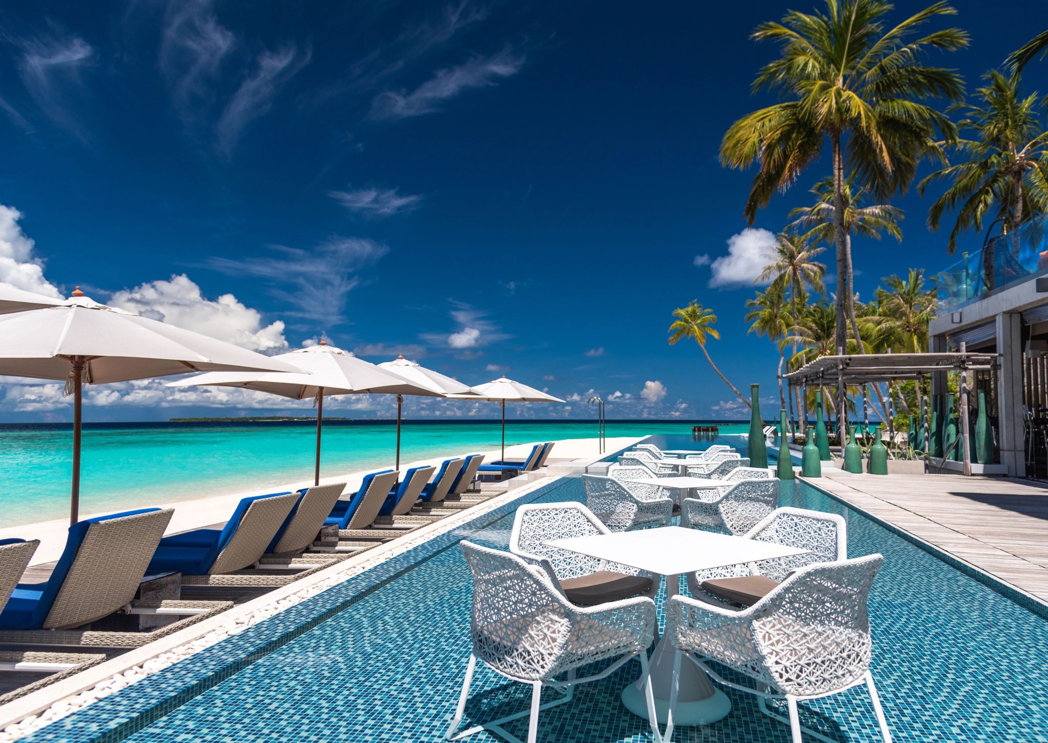 praia tropical – restaurante na praia – mar nas maldivas