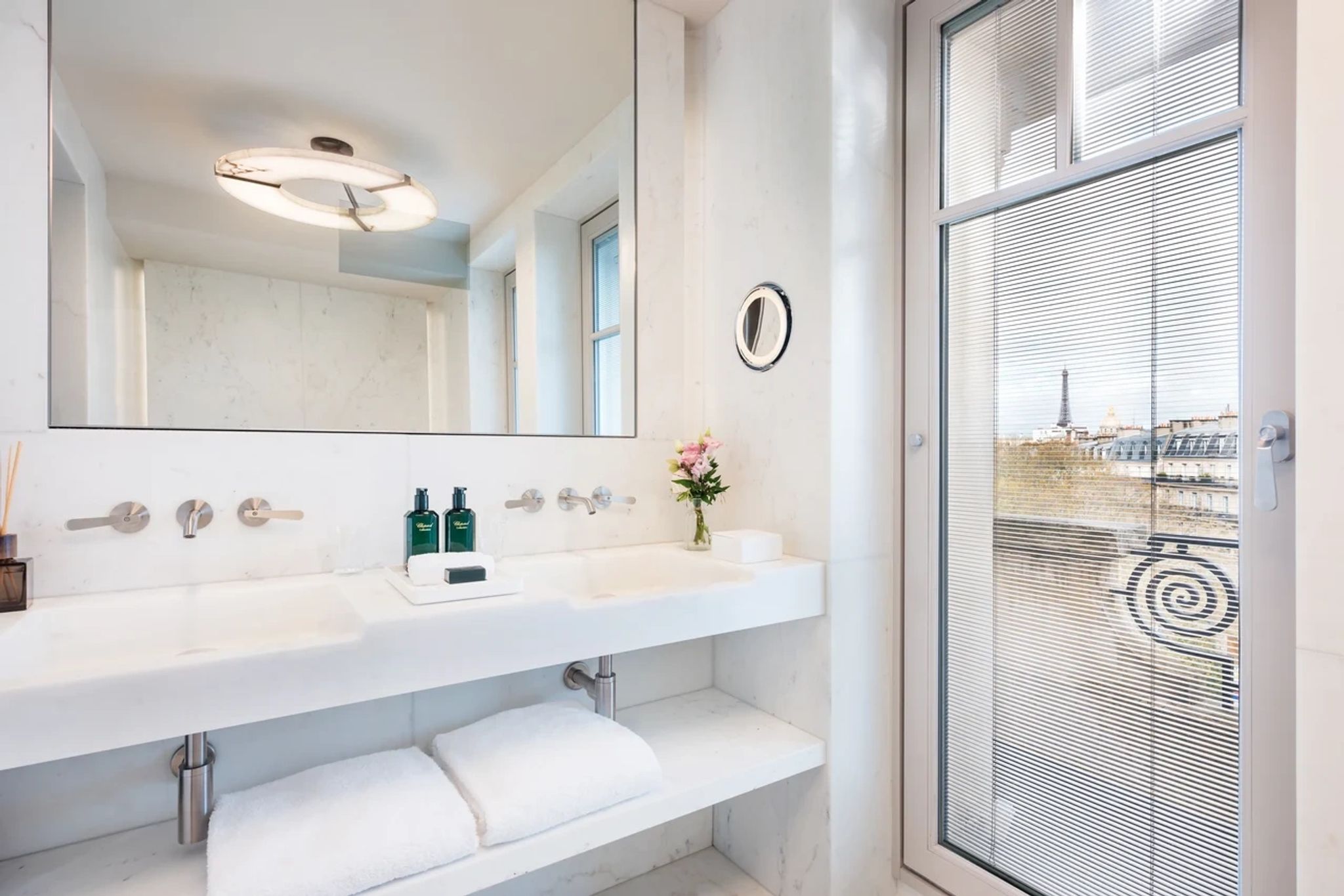Josephine Baker Suite banheiro chique - pia dupla - vista torre eiffel