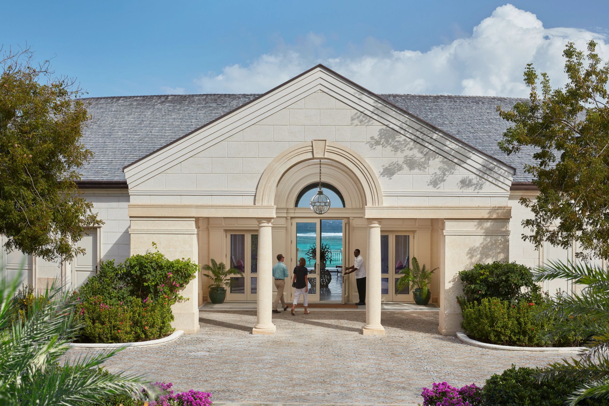 Entrada do Hotel fachada principal elegante - portas de vidro - estilo classico