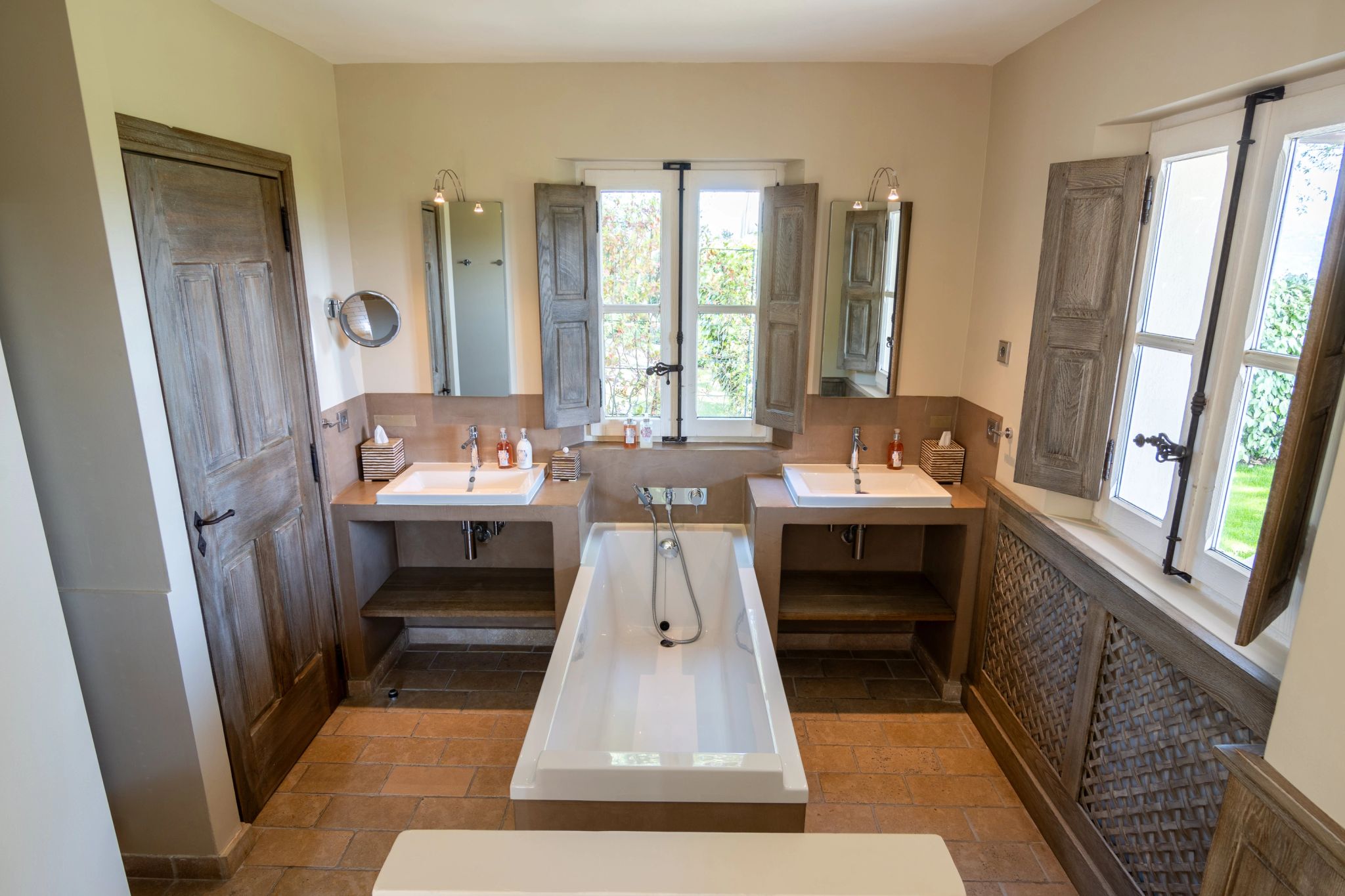 Charming banheiro com banheira – banheiro de luxo- banheiro casal - pia dupla