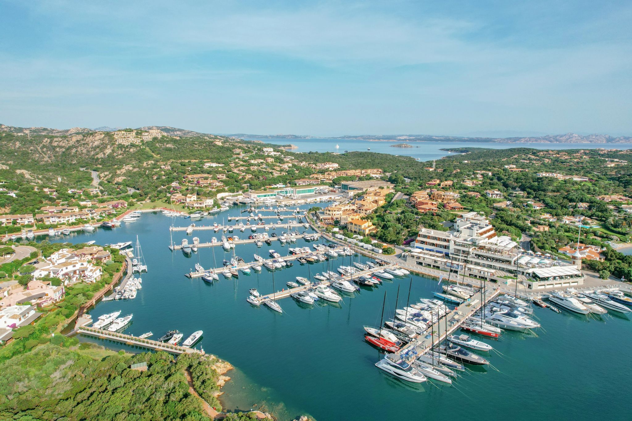 Vista aérea de Porto Cervo porto cervo italia - pontos turisticos sardenha - vista aerea