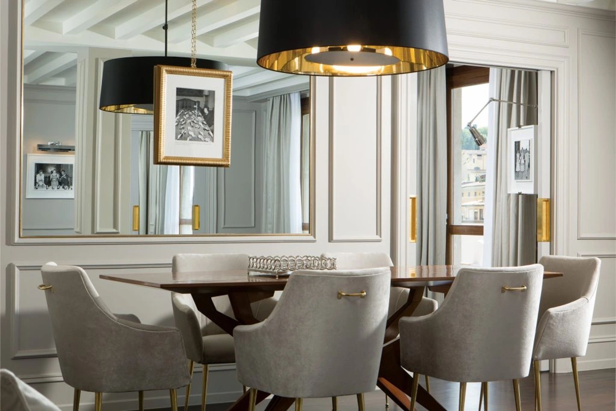 Ponte Vecchio Suite detalhes em dourado - mesa jantar - decoracao sofisticada