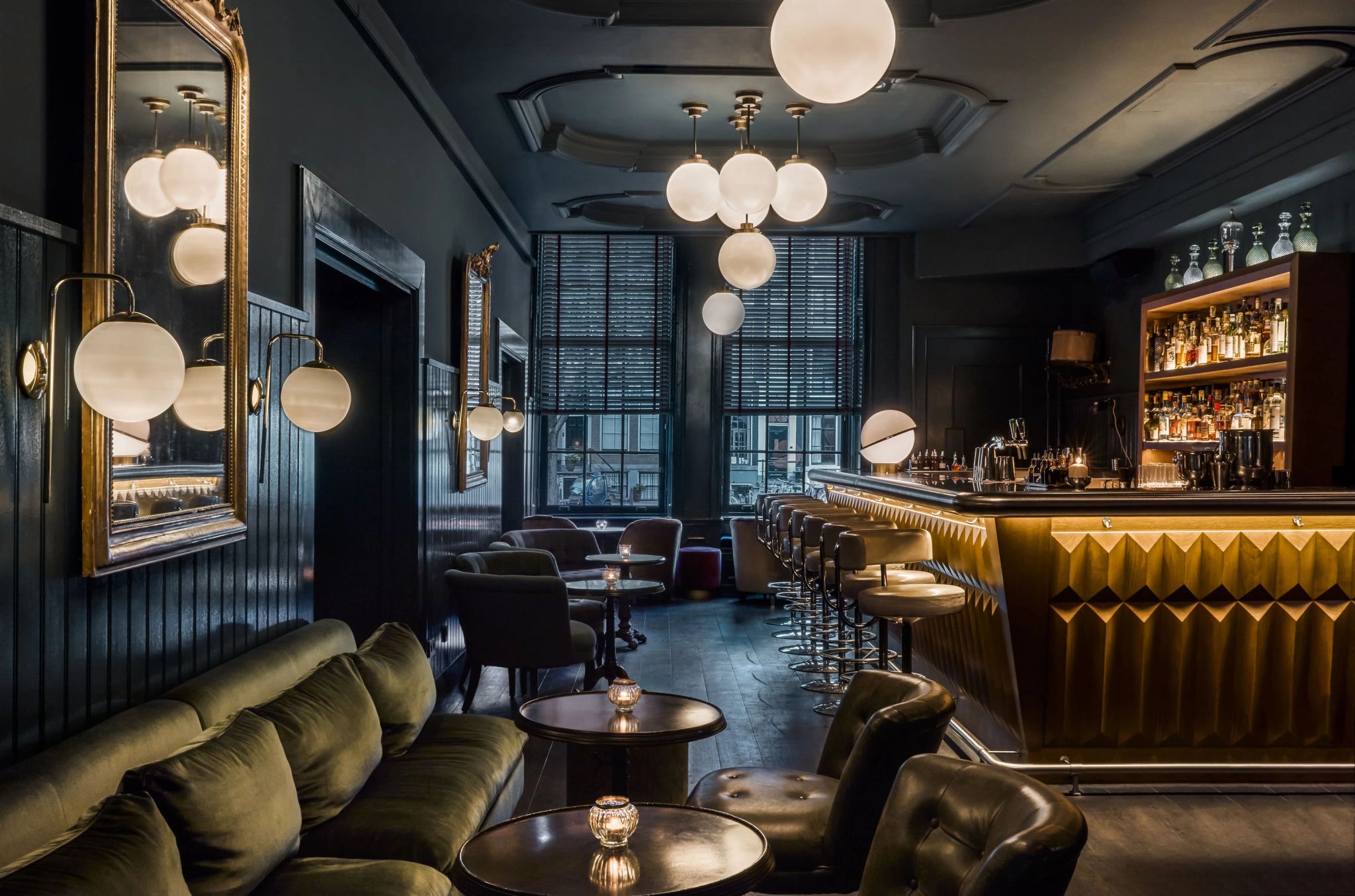 interior do bar - iluminacao acolhedora - atmosfera sofisticada