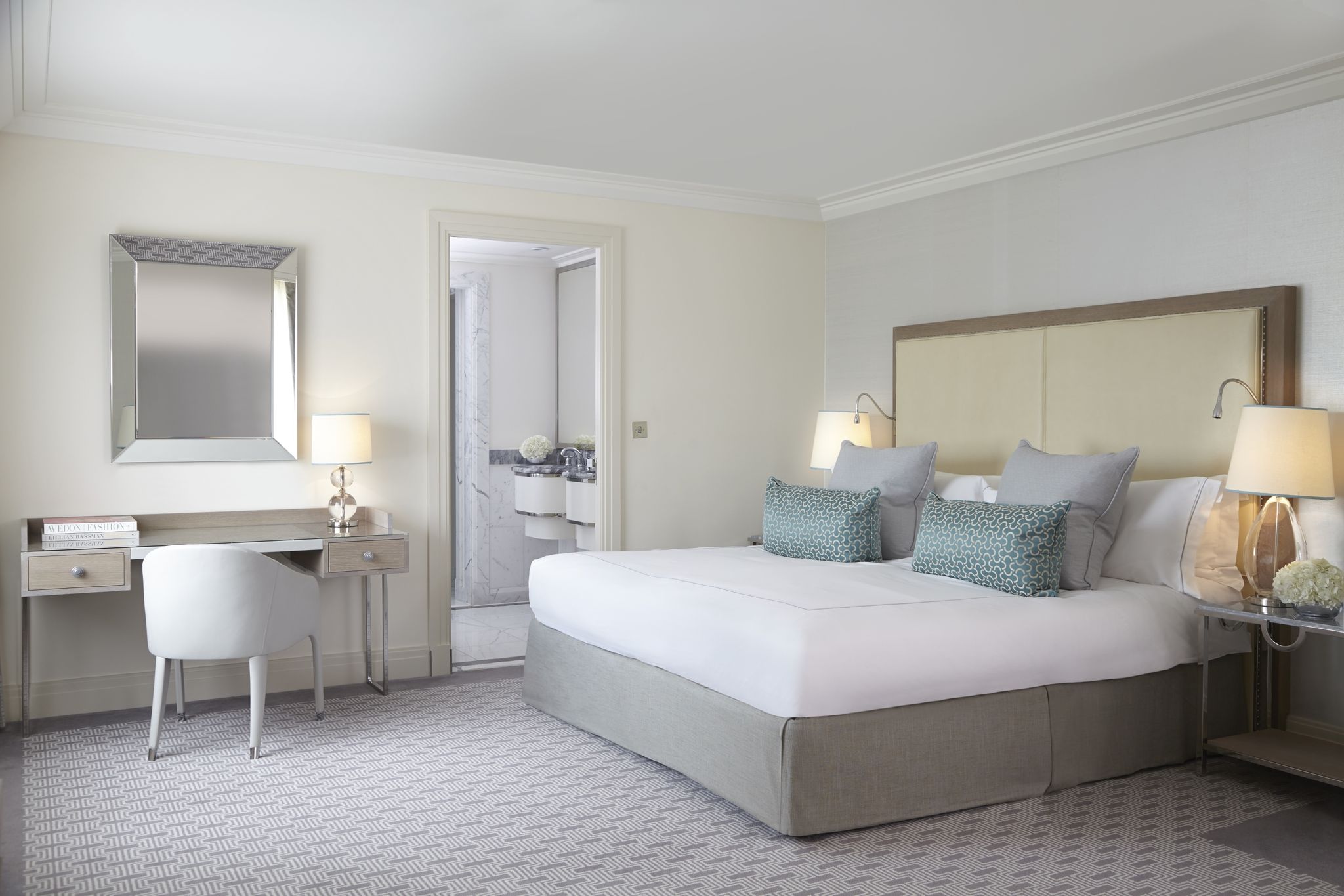 quarto cama casal – mesa de escritorio – decoração minimalista