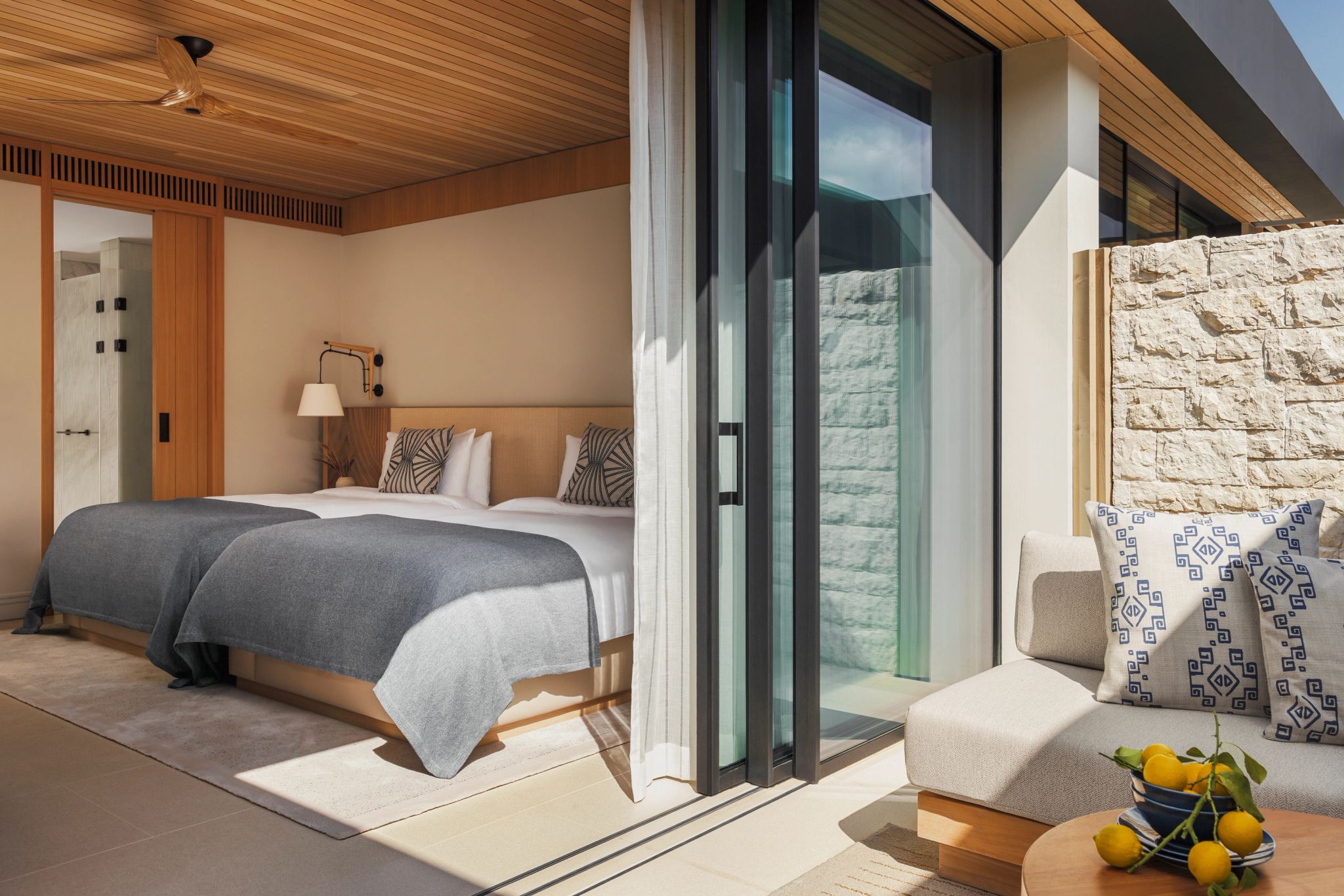 Two Bedroom Epos Suite Seafront suite de luxo – decoracao clean – cama confortavel