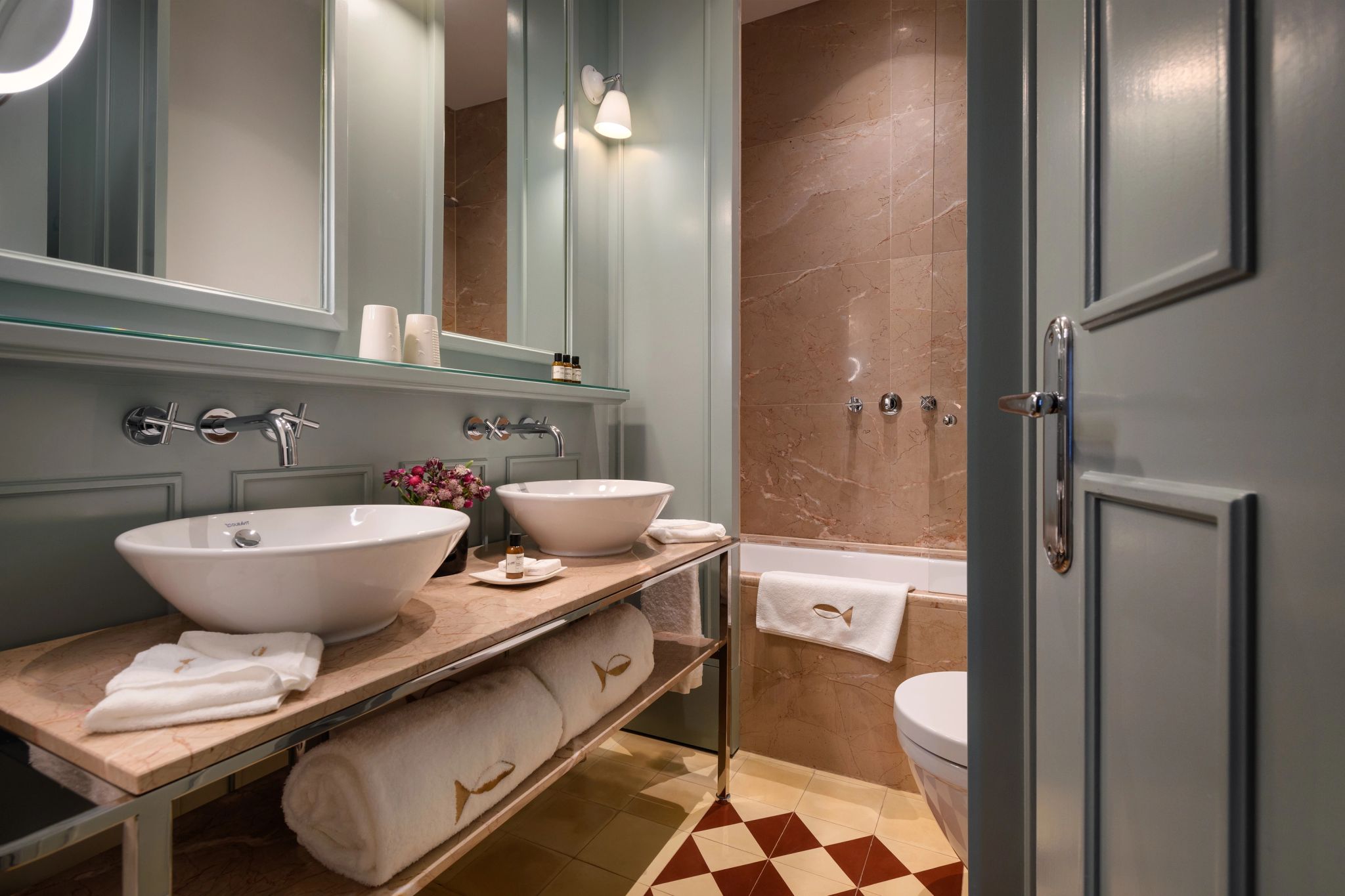 Classic Chiado Corner banheiro premium – amenidades de luxo – pia dupla