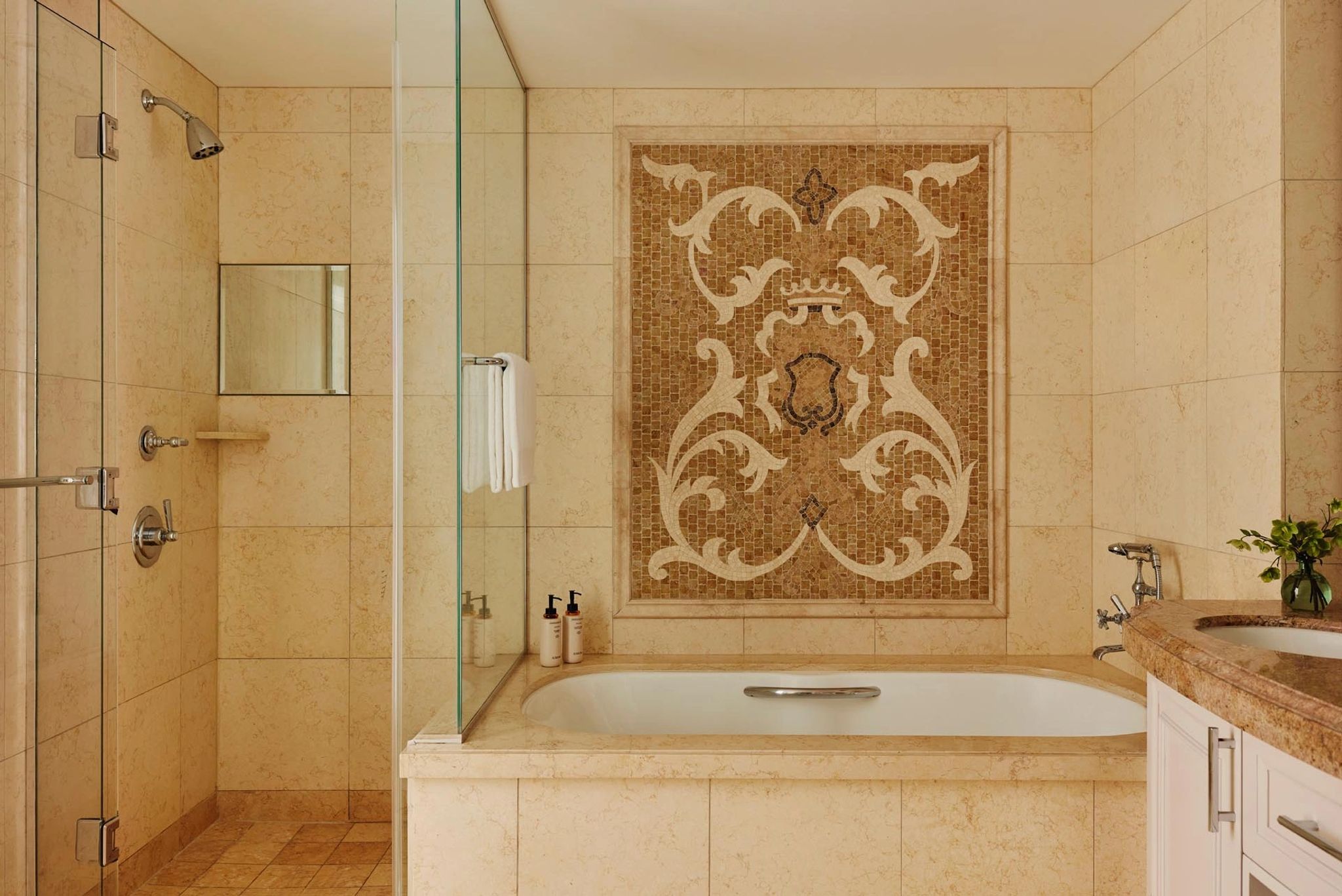 Terrace Two Queen banheira de luxo – banheiro em marmore – banho premium