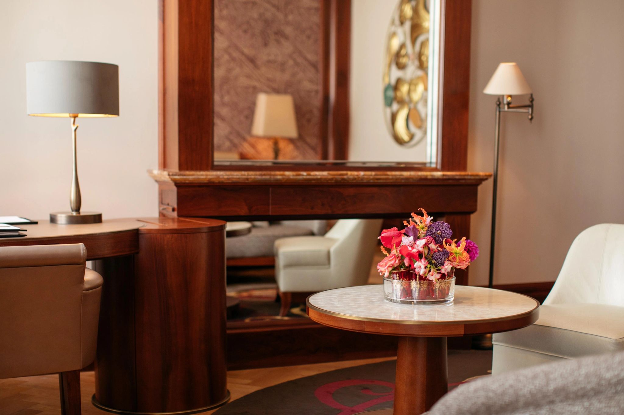 Two Twin Beds Deluxe decoraçao em madeira – mesa de trabalho – mesa de leitura