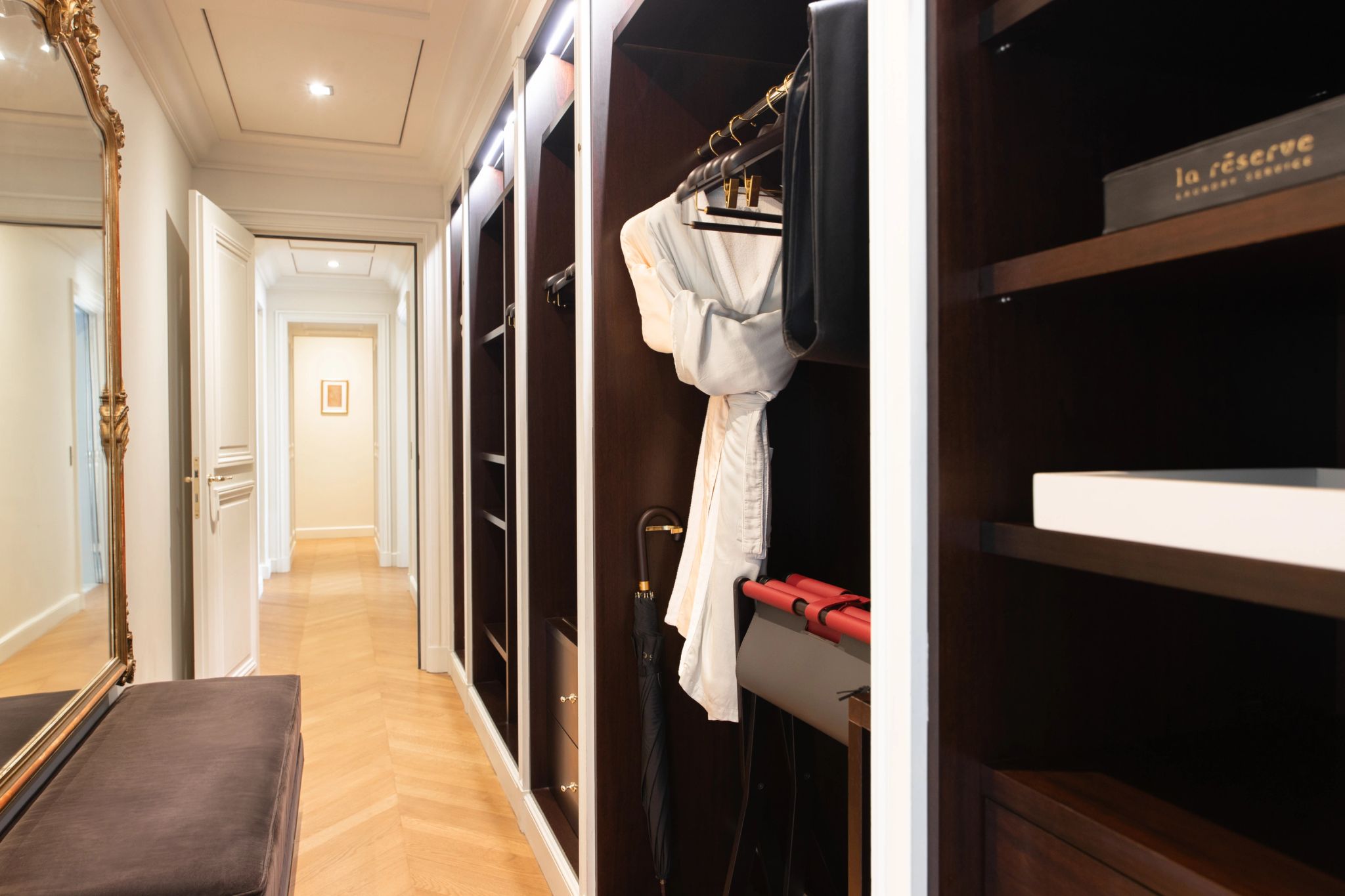 closet espaçoso - suite com closet  - closet de luxo - dressing area