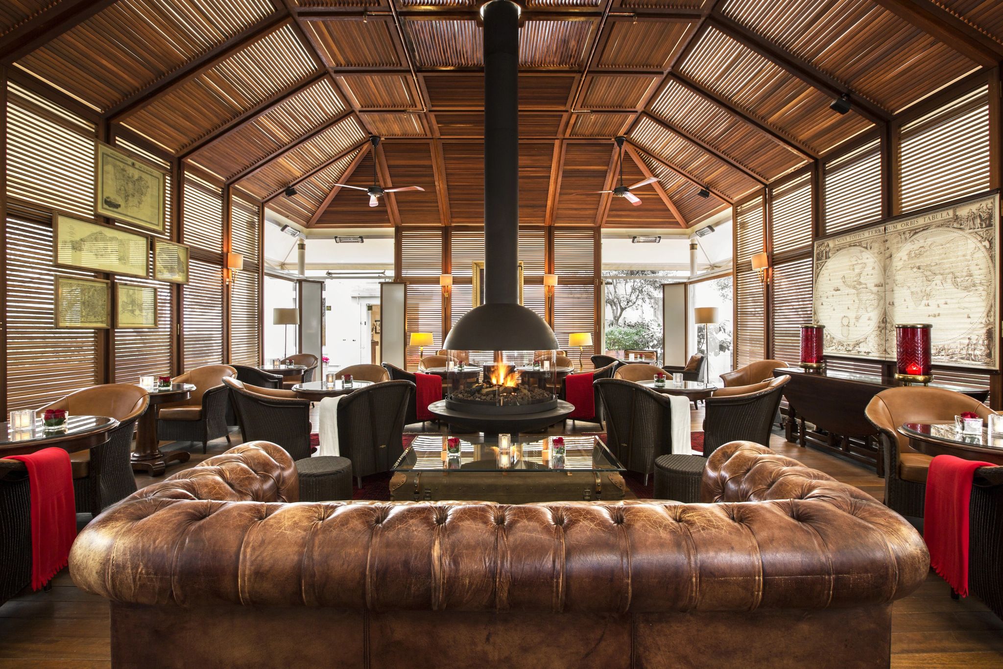 Bar Alexander's Cigar Lounge sofa confortavel - lounge gourmet - bar vintage