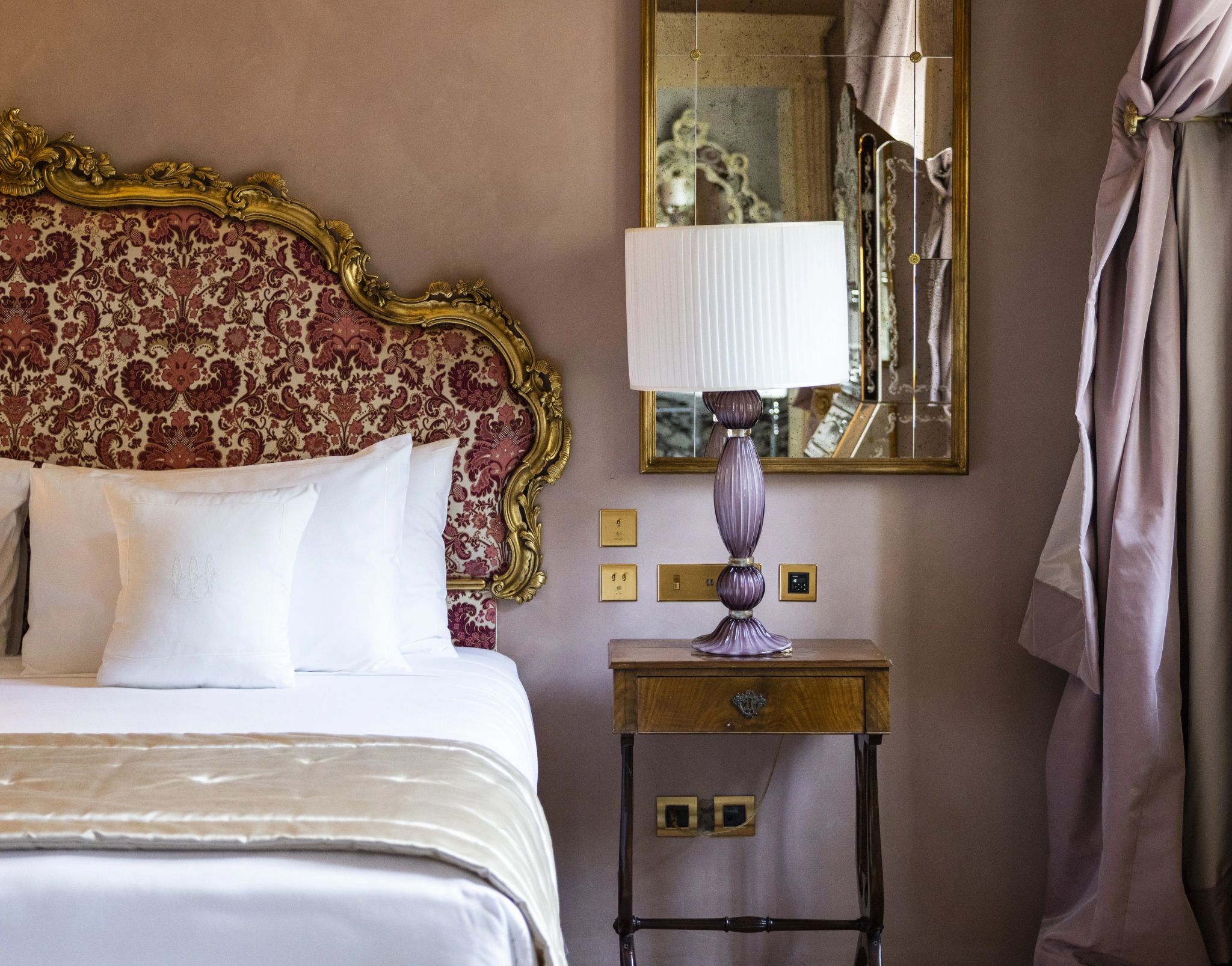 Room in the Villa decoraçao de luxo – mesa de cabeceira – quarto luxuoso